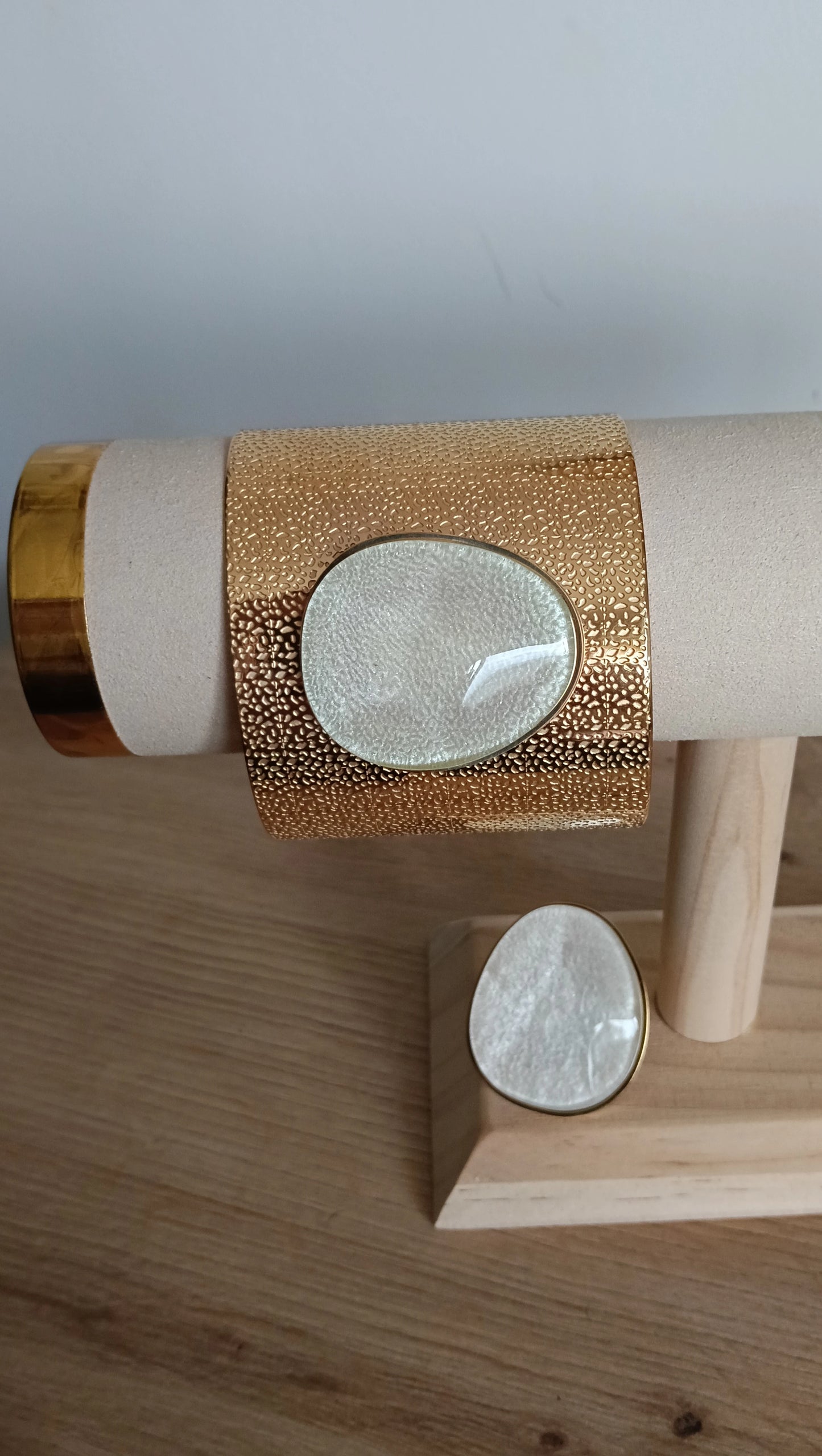 Brazalete piedra blanca Dorado