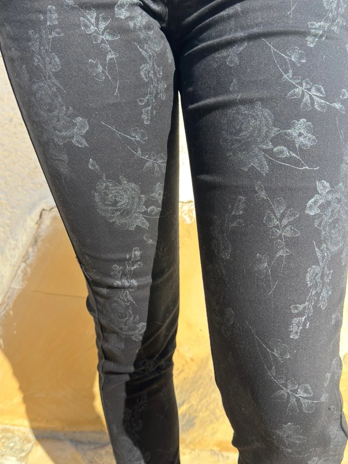 Pantalón Negro Estampado Floral