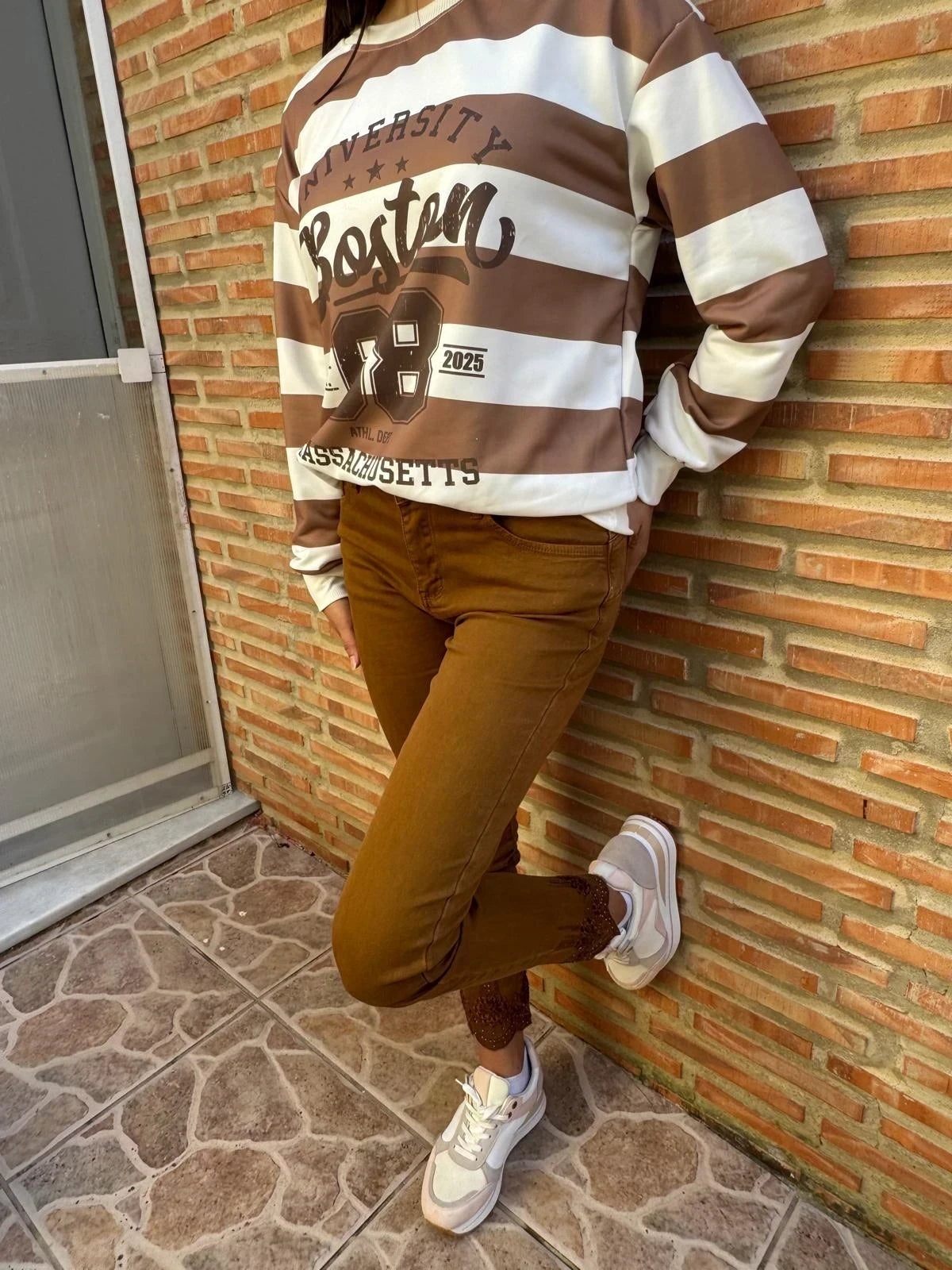 Pantalón Camel Pedrería Bajo