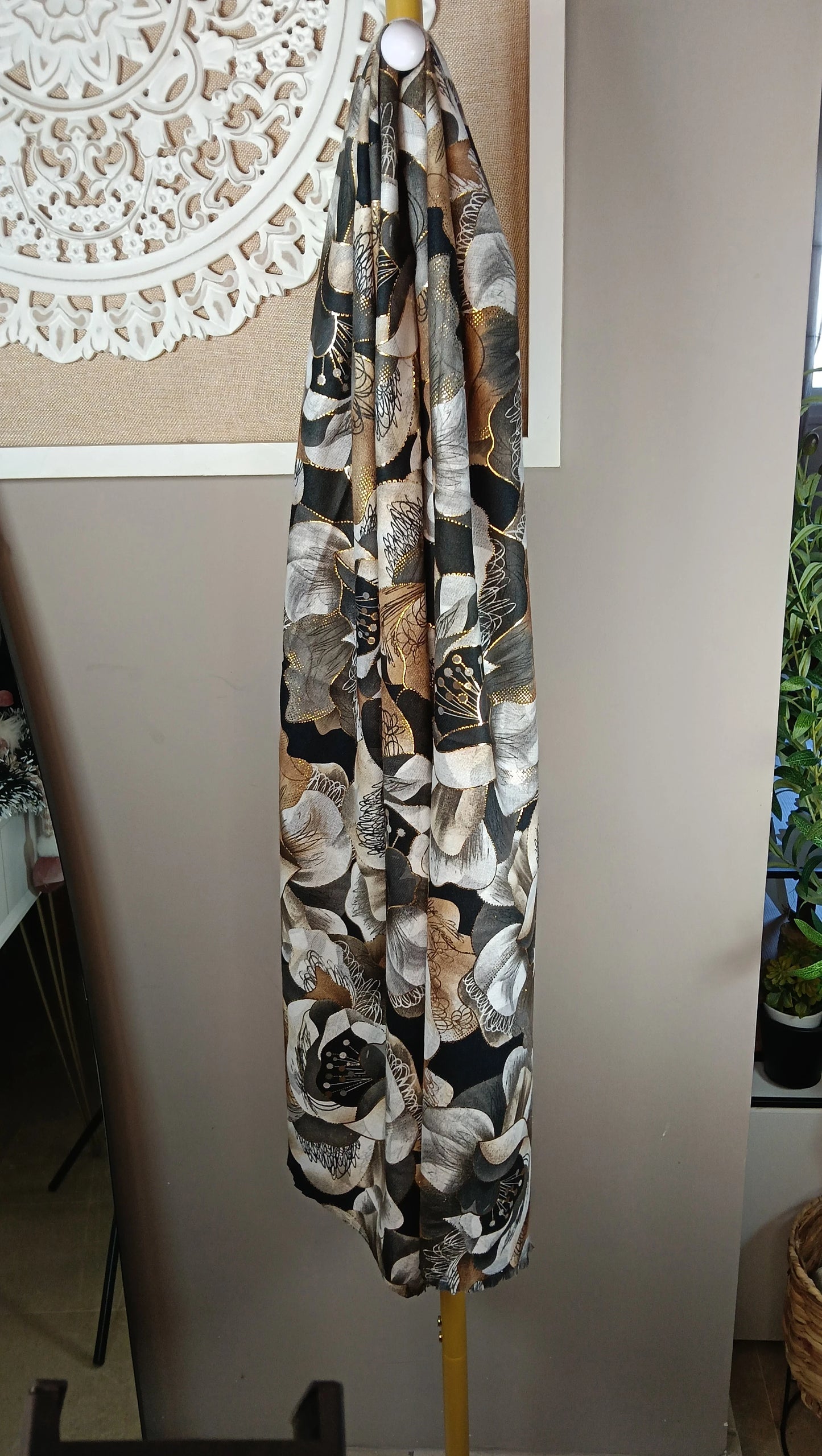 Pañuelo Estampado Flores Negro Marrón Dorado