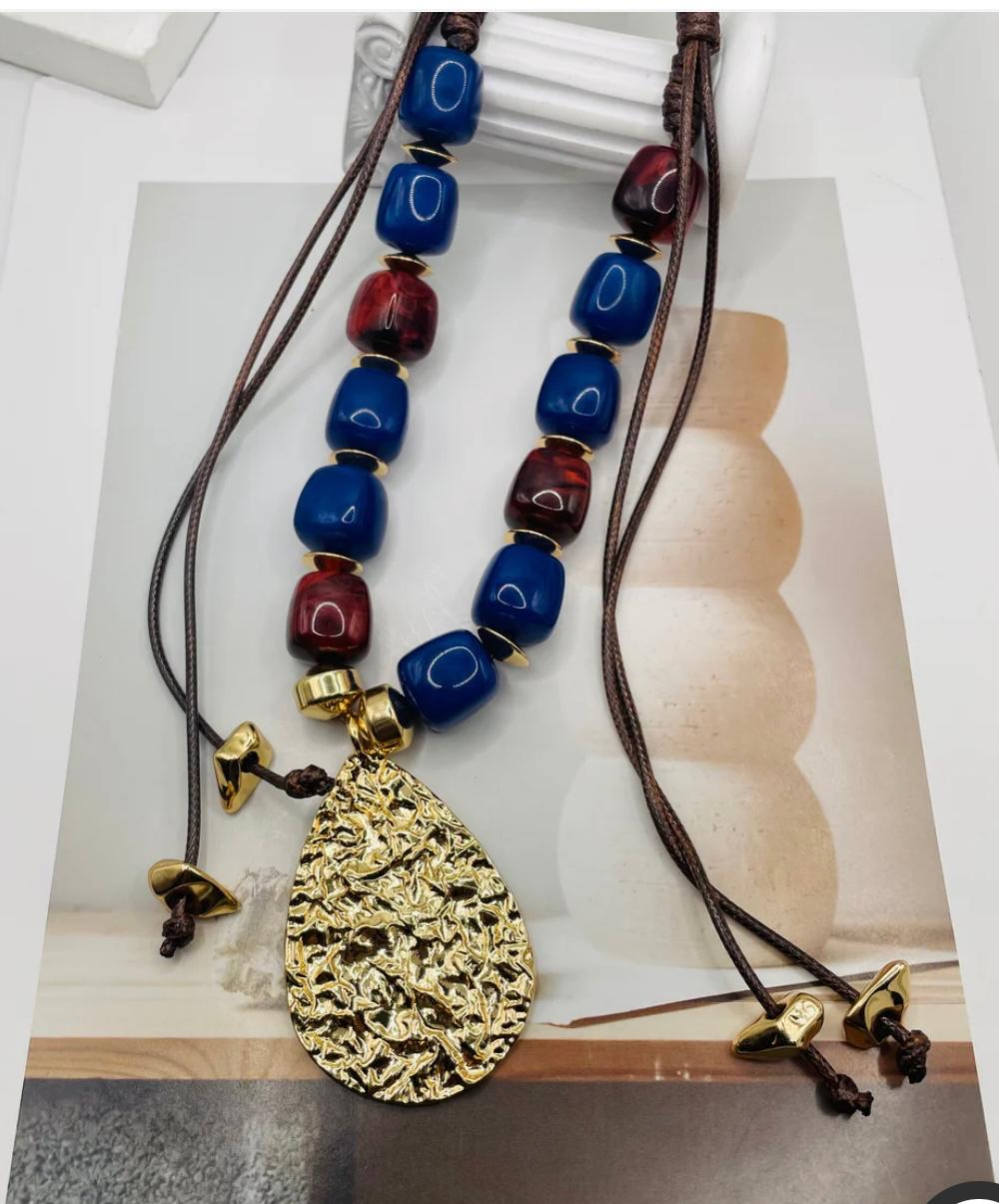 Collar Cuentas Azules y Granates con Colgante Dorado