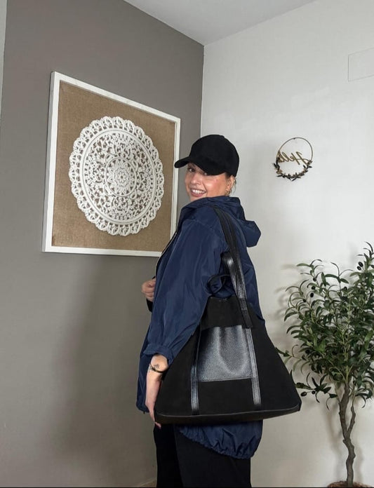 Bolso tote negro de ante en piel con texturas y hebilla dorada