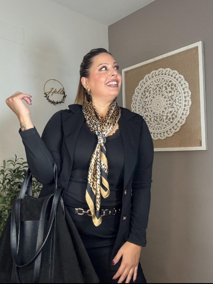 Bolso tote negro de ante en piel con texturas y hebilla dorada