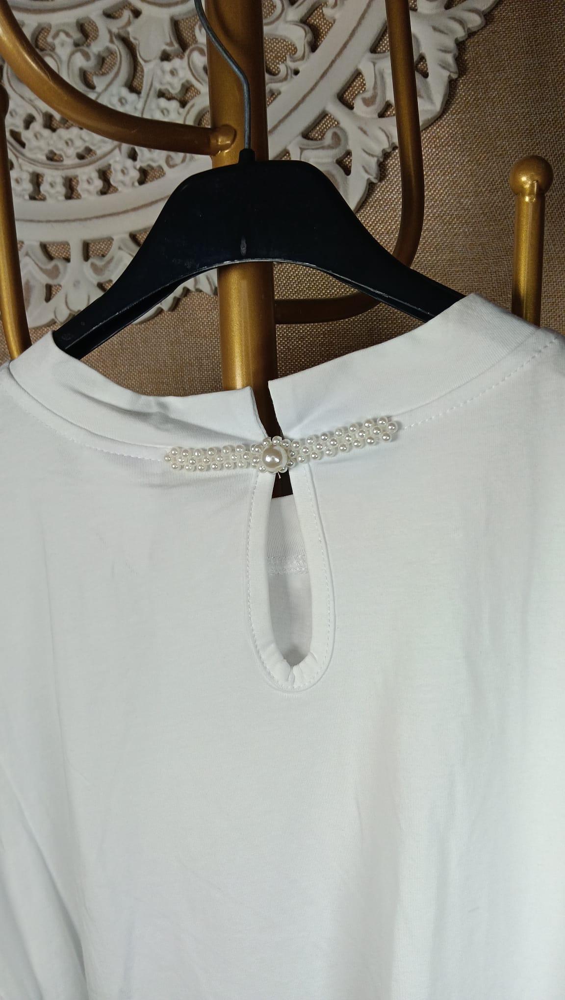 Camiseta Blanca Manga Corta con Piedras en Cuello y Detalle de Perlas en Espalda