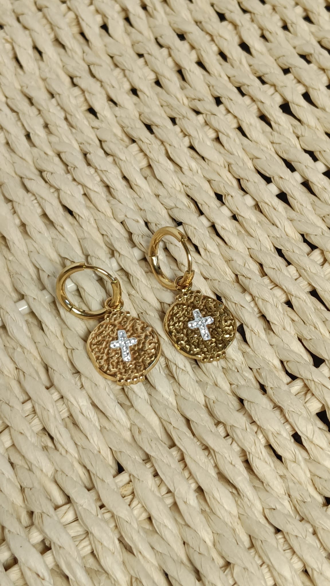 Pendientes Aros con Moneda y Cruz de Acero Dorados