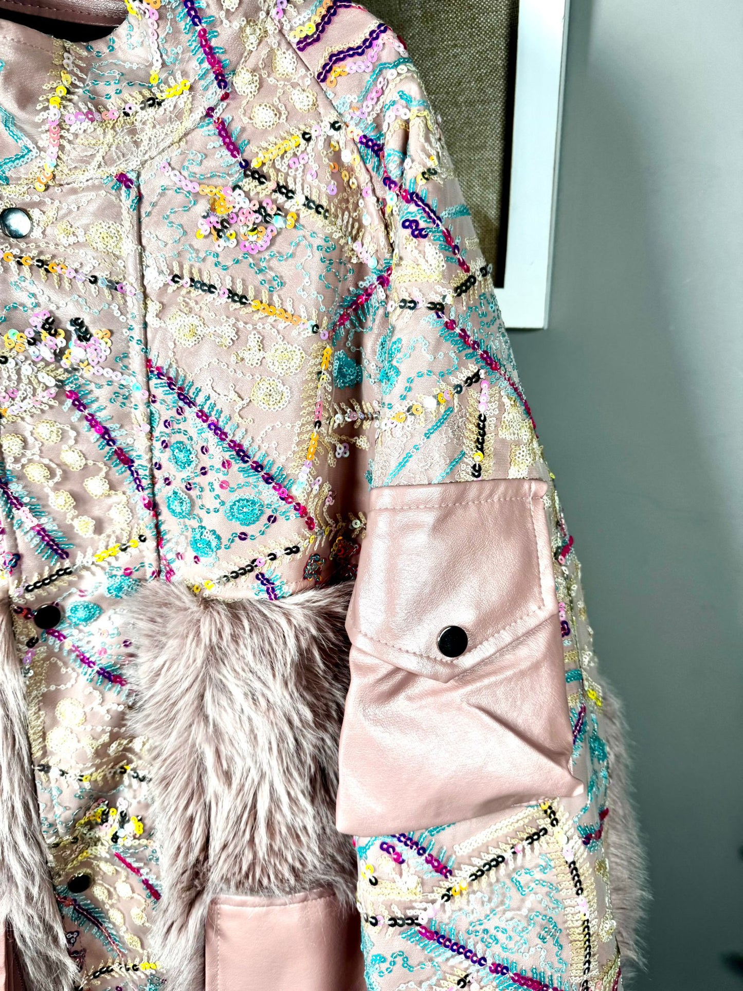 Chaqueta Lentejuelas Rosa con Pelo Sintético y Bolsillos