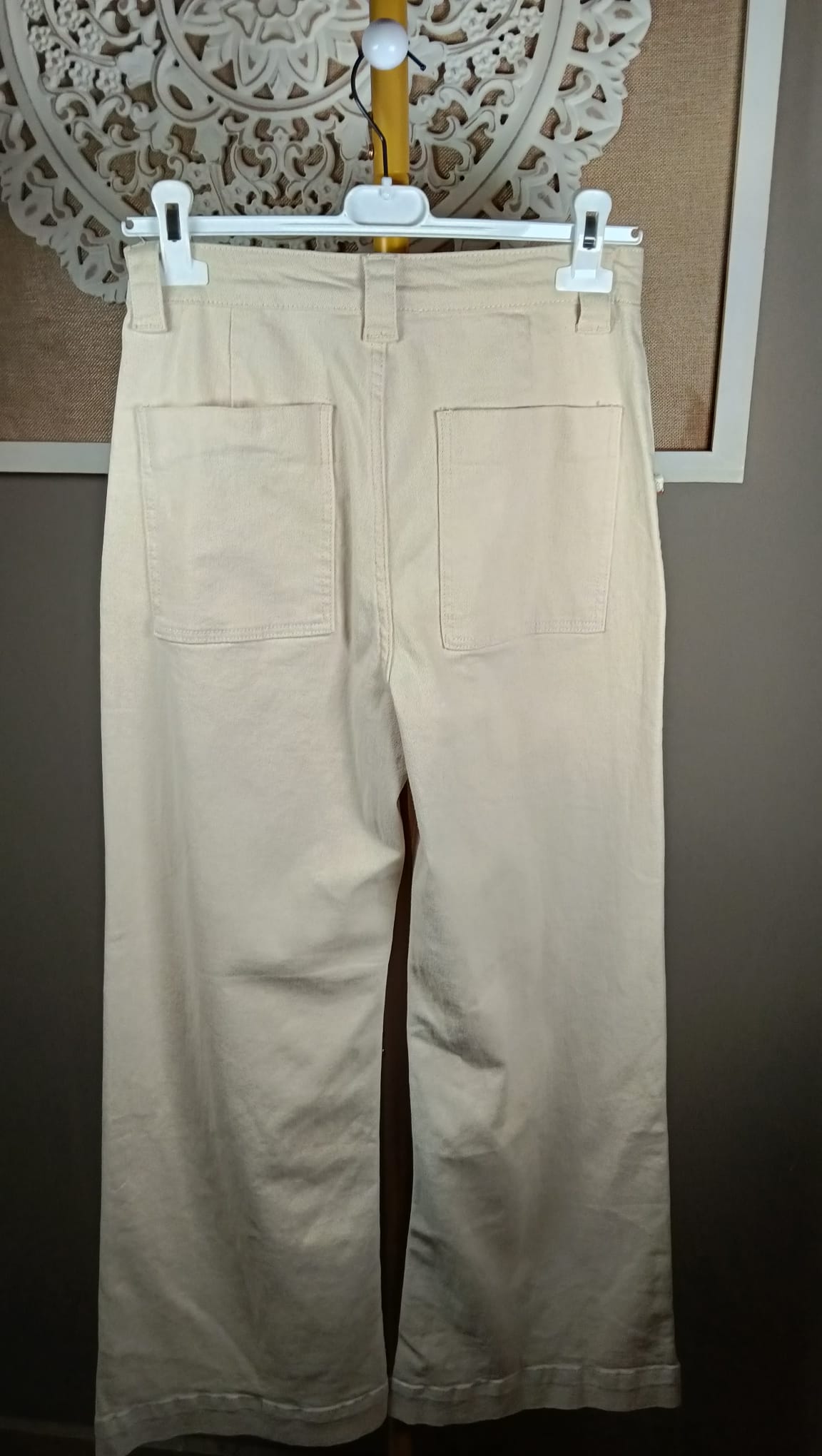 ✨ Pantalón Vaquero Beige con Bolsillos Decorados con Cuentas