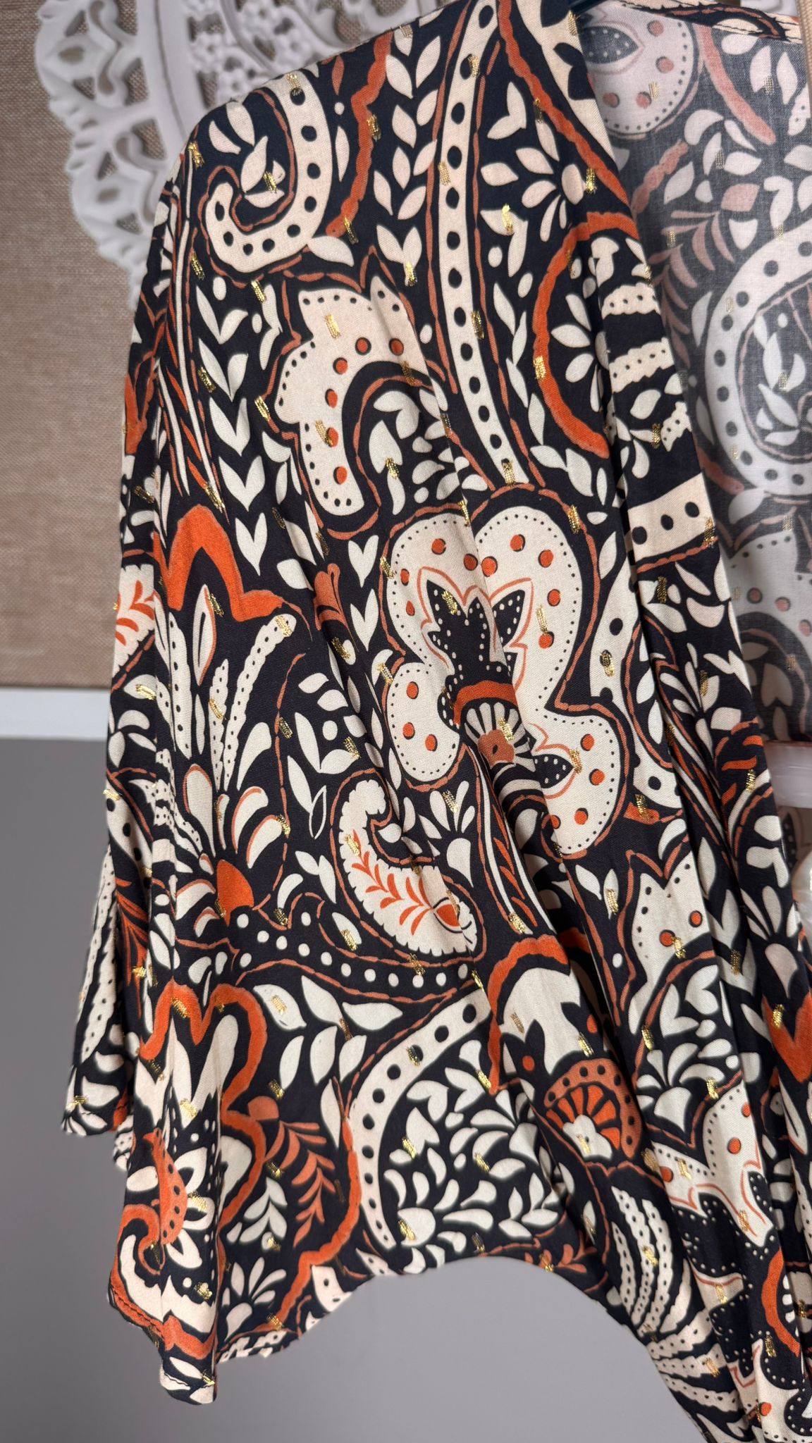 🌿 Vestido Estampado Paisley Cruzado con Detalles Dorados