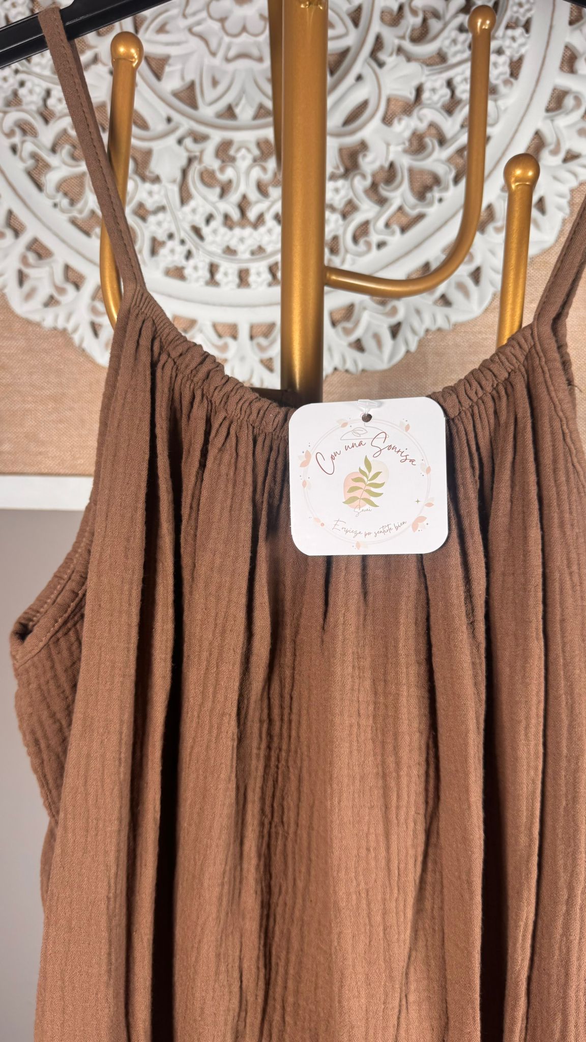 🌾 Vestido Corto Bambula Tostado con Volante y Tirantes Finos