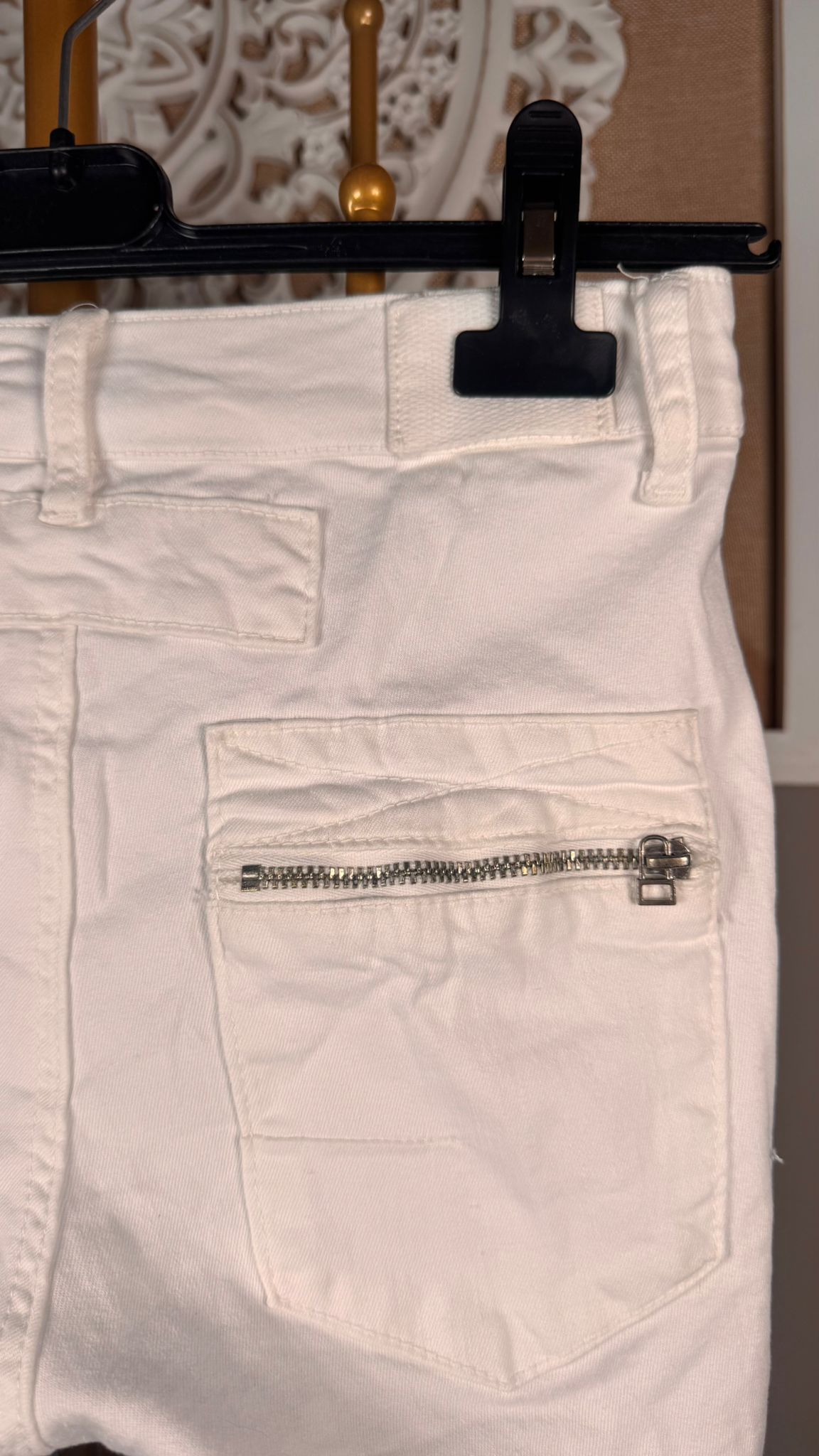 🤍 Pantalón Blanco con Botones Plateados
