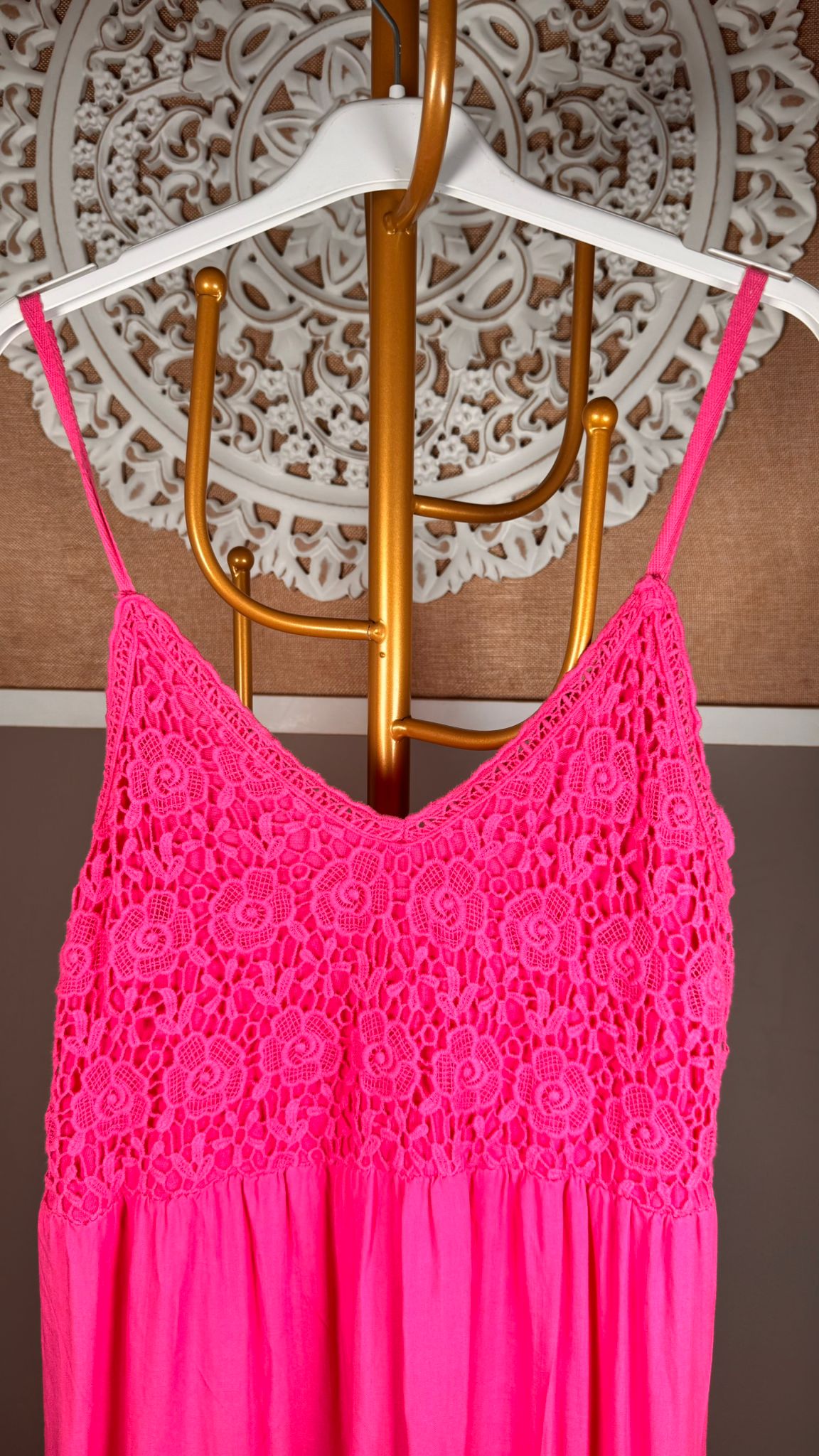 🌸 Vestido Maxi Fucsia con Crochet en Pecho