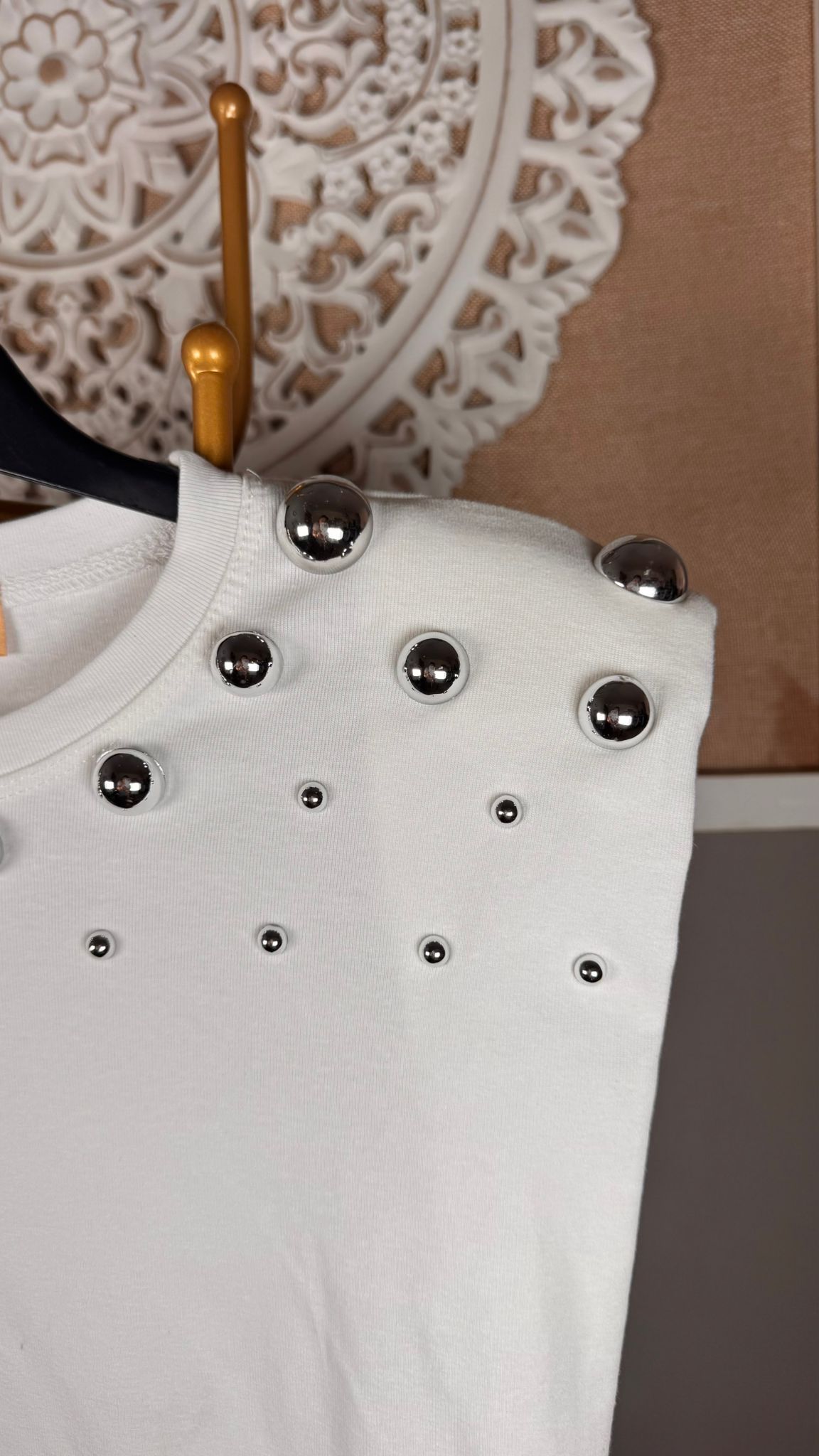 🤍 Camiseta Blanca con Tachuelas
