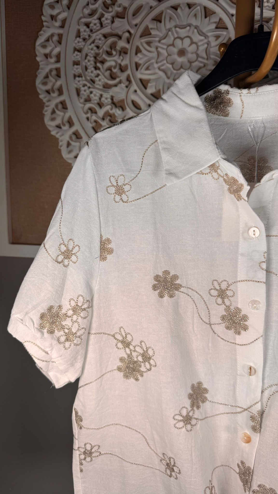 Camisa Blanca con Bordados Florales en Beige