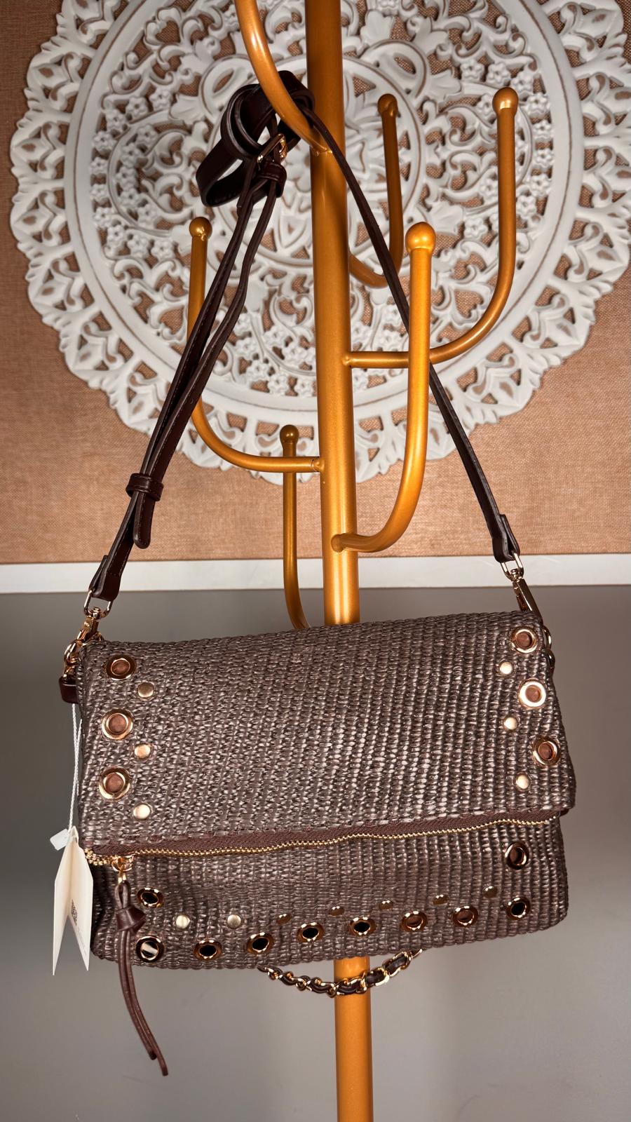 Bolso de Rafia Marrón con Ojales Dorados