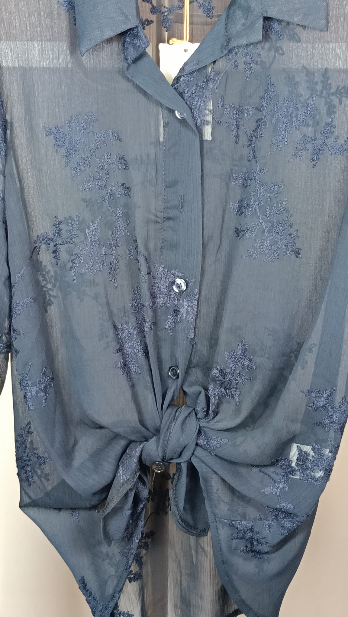 Camisa Semitransparente Bordados Florales - detalle nudo