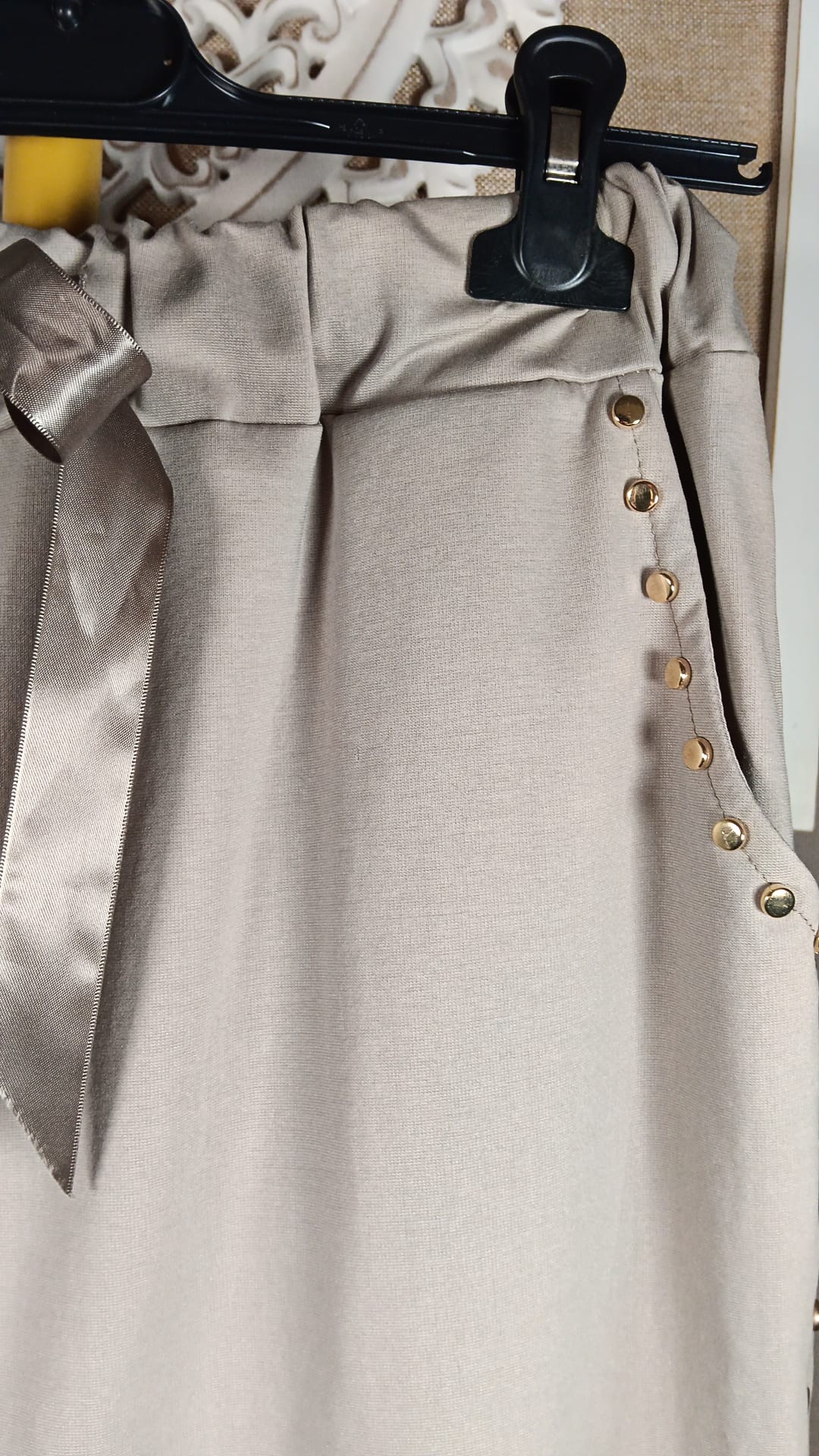 Pantalón punto milano taupe - vista completa percha