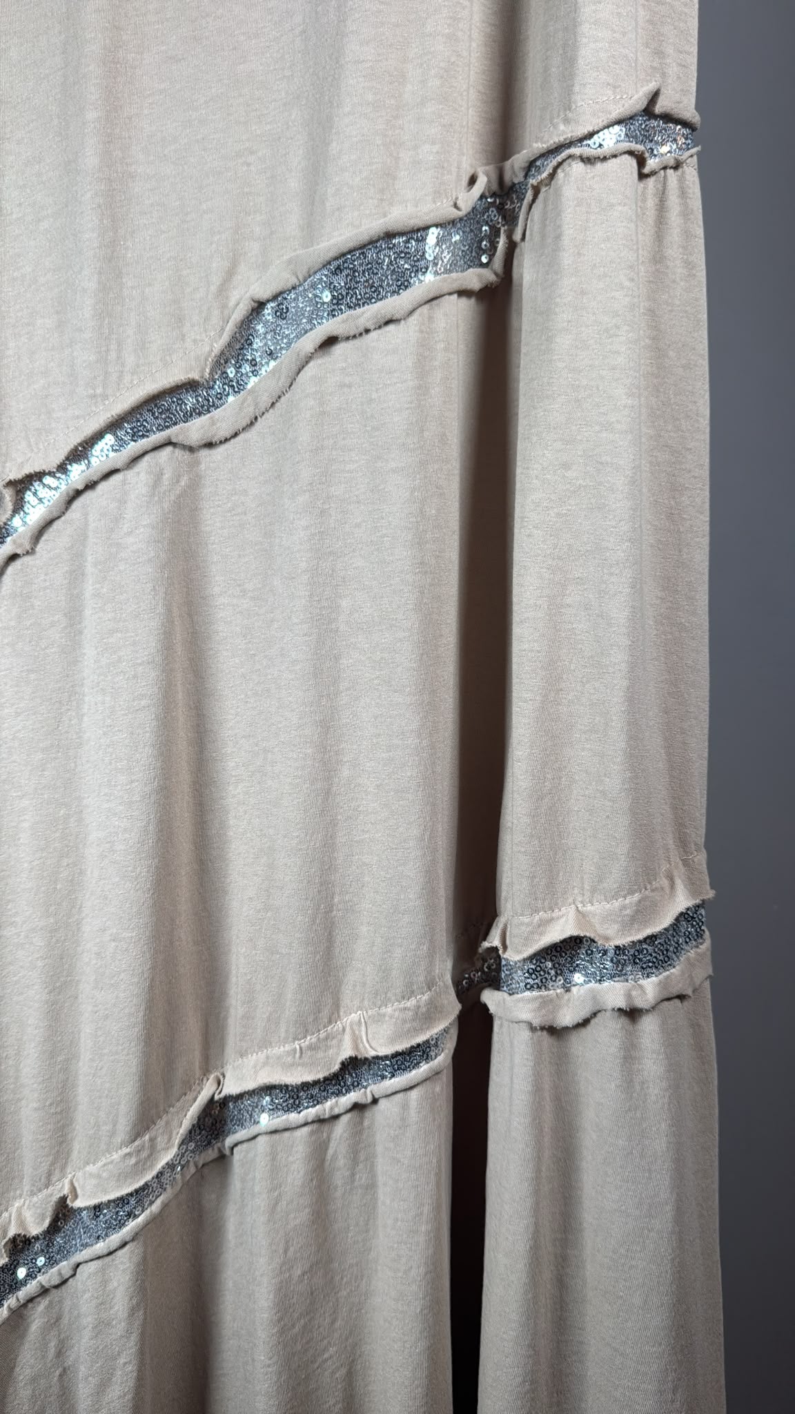 Vestido largo camel Milano con líneas diagonales de lentejuelas plateadas
