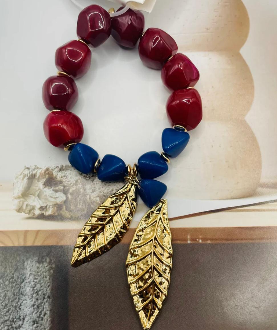 Pulsera de cuentas burdeos y azul con hojas doradas