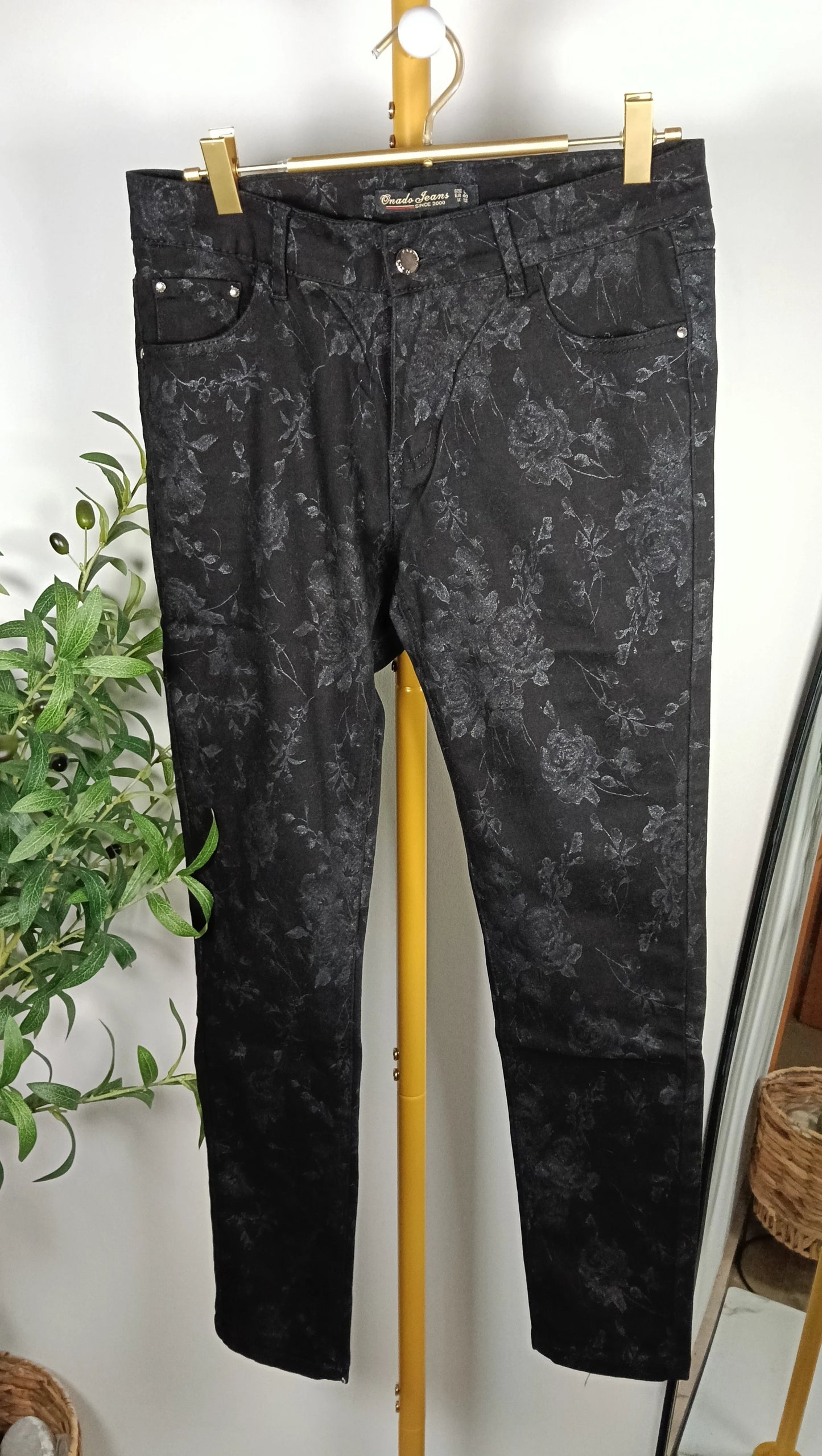 Pantalón Negro Estampado Floral