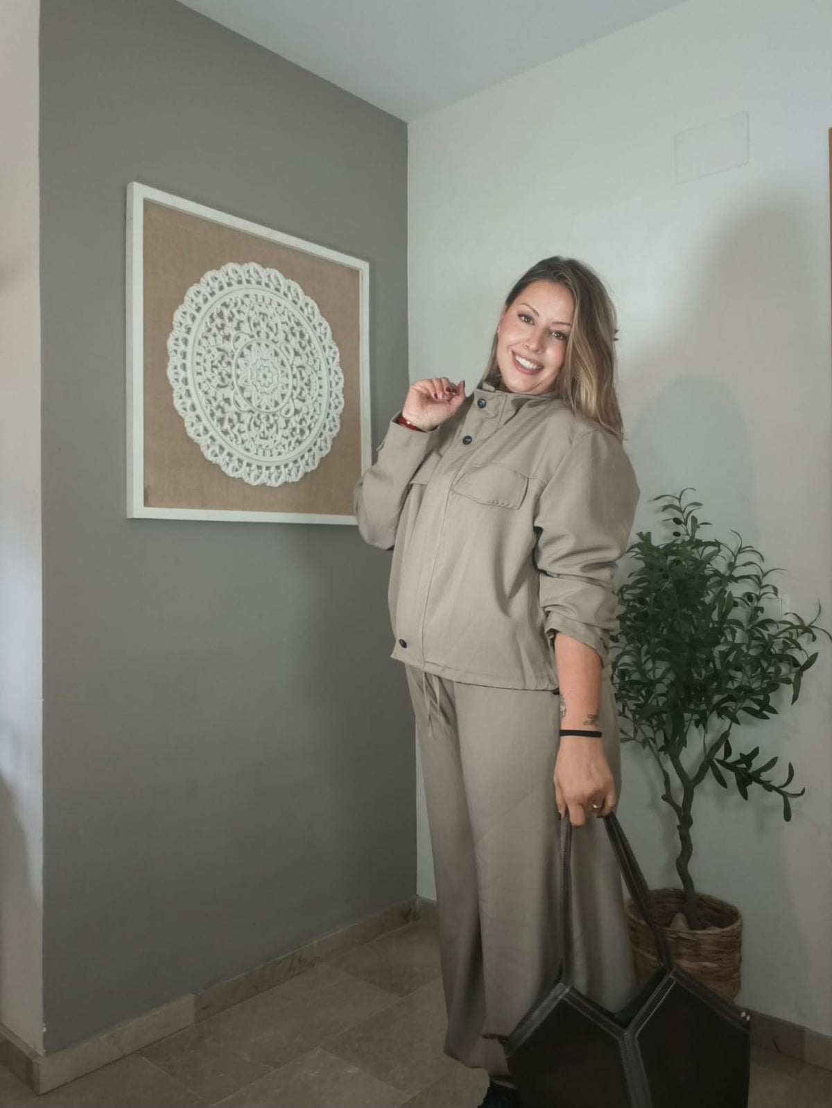 Pantalón con bajo engomado y cintura elástica ajustable