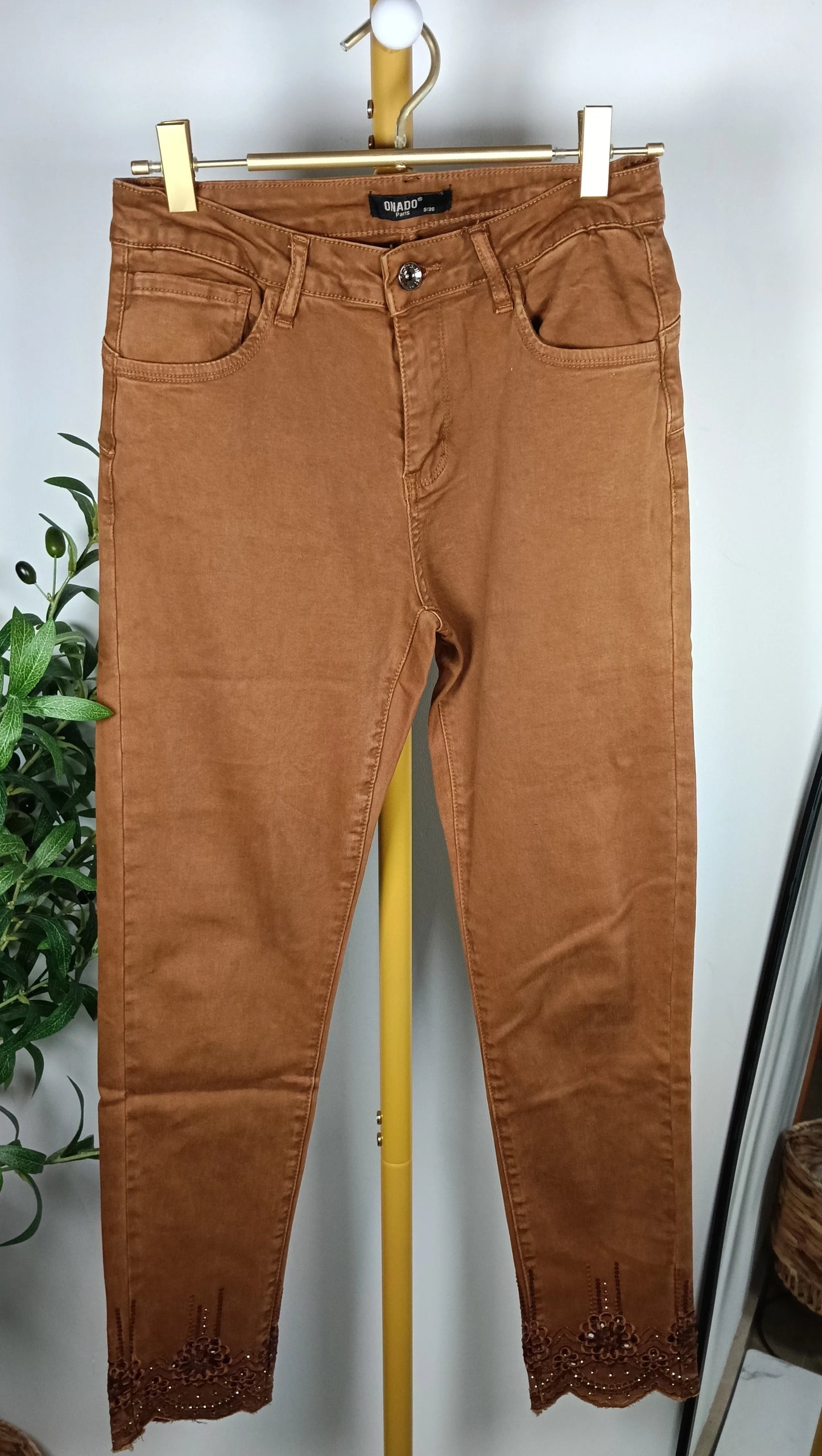 Pantalón Camel Pedrería Bajo