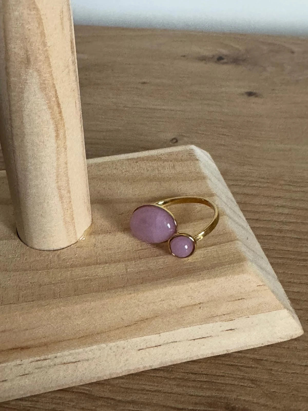 Anillo Piedras Rosas Dorado Ajustable