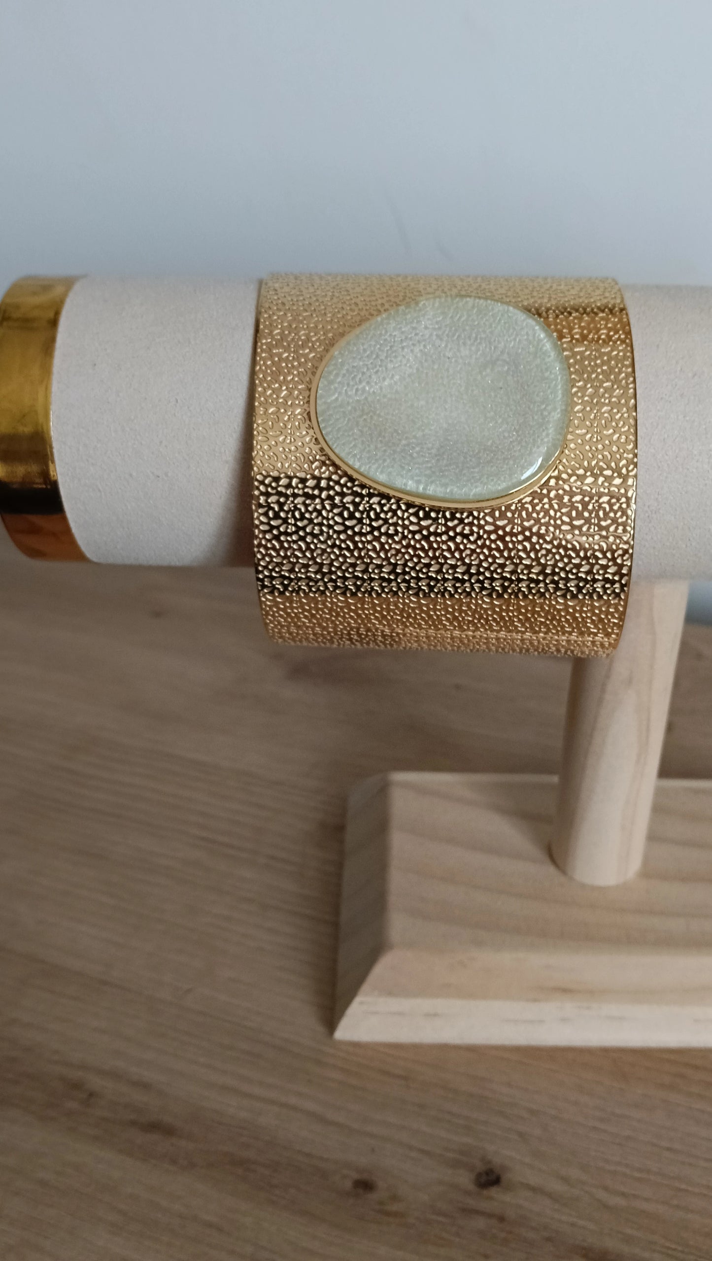 Brazalete piedra blanca Dorado