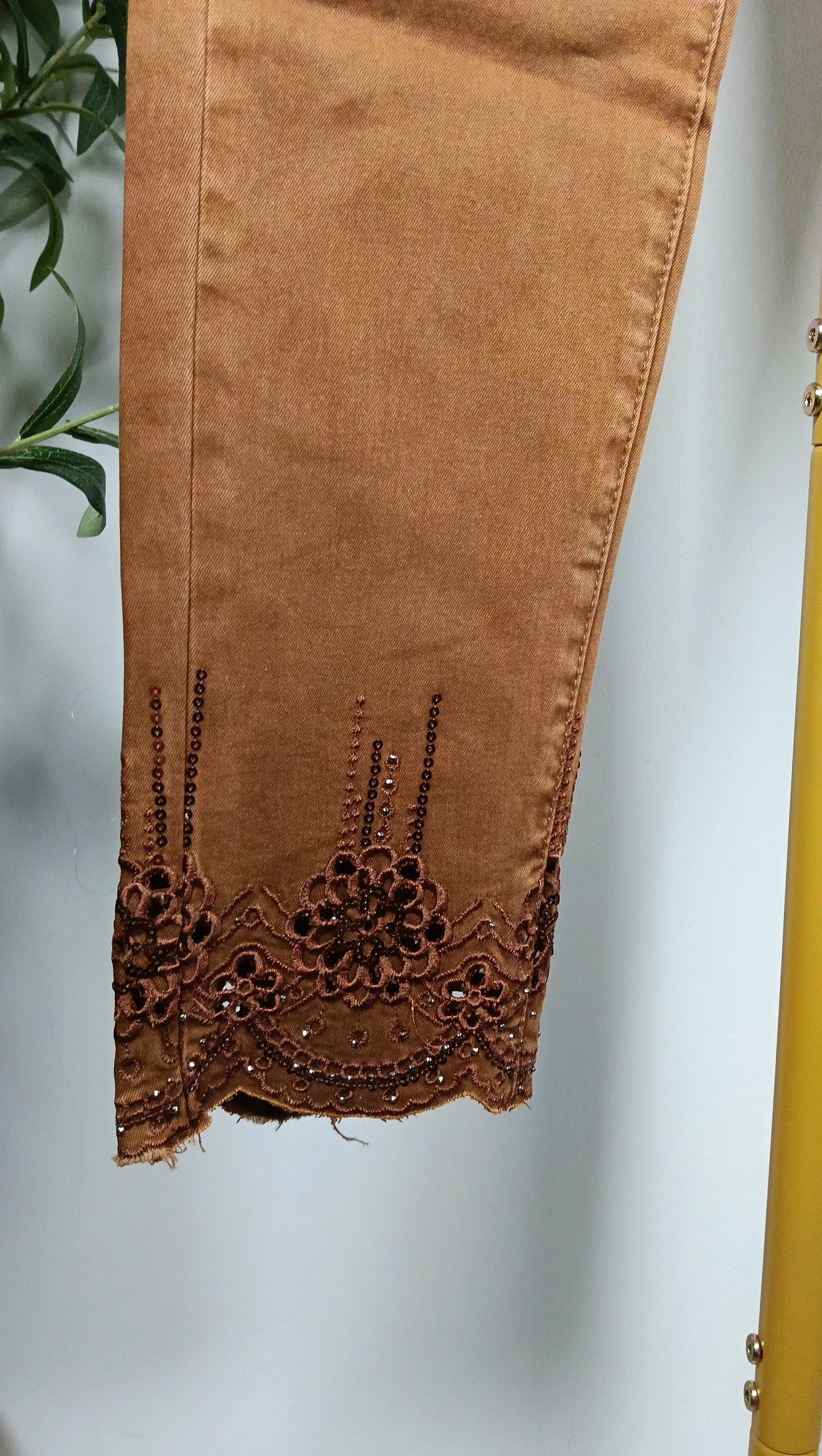 Pantalón Camel Pedrería Bajo