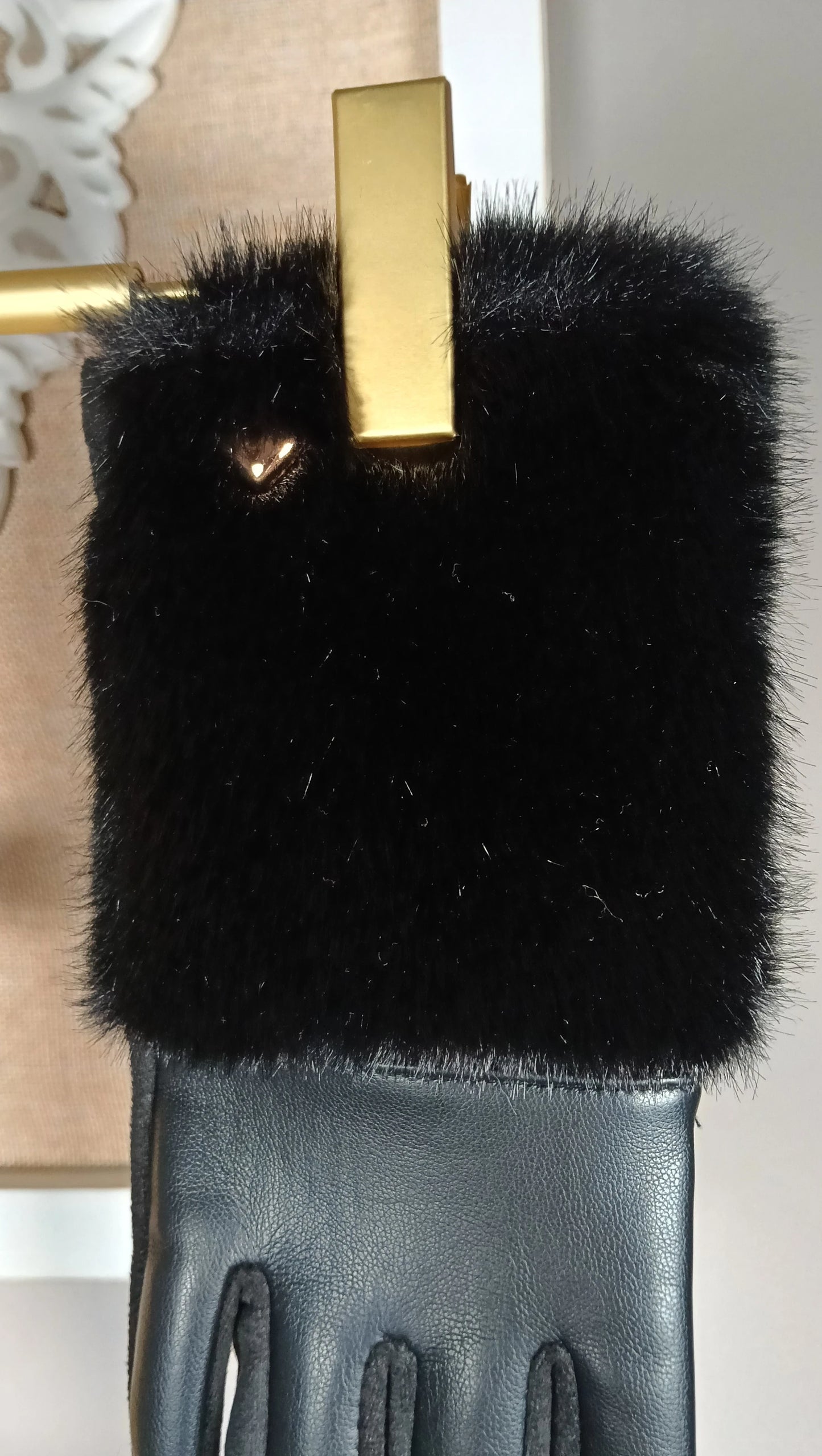 Guantes Polipiel con Pelo Negro y Corazón Dorado