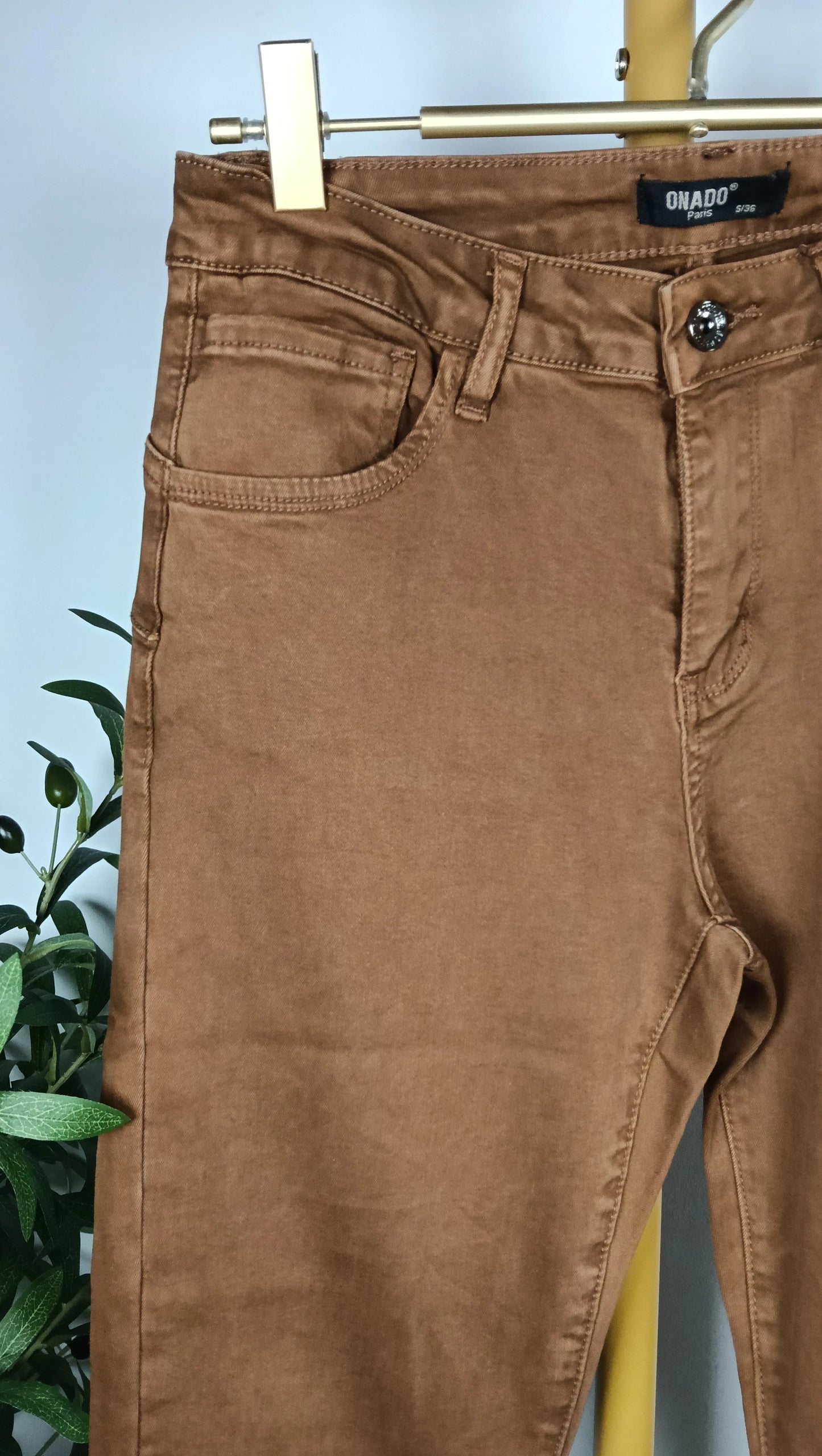 Pantalón Camel Pedrería Bajo