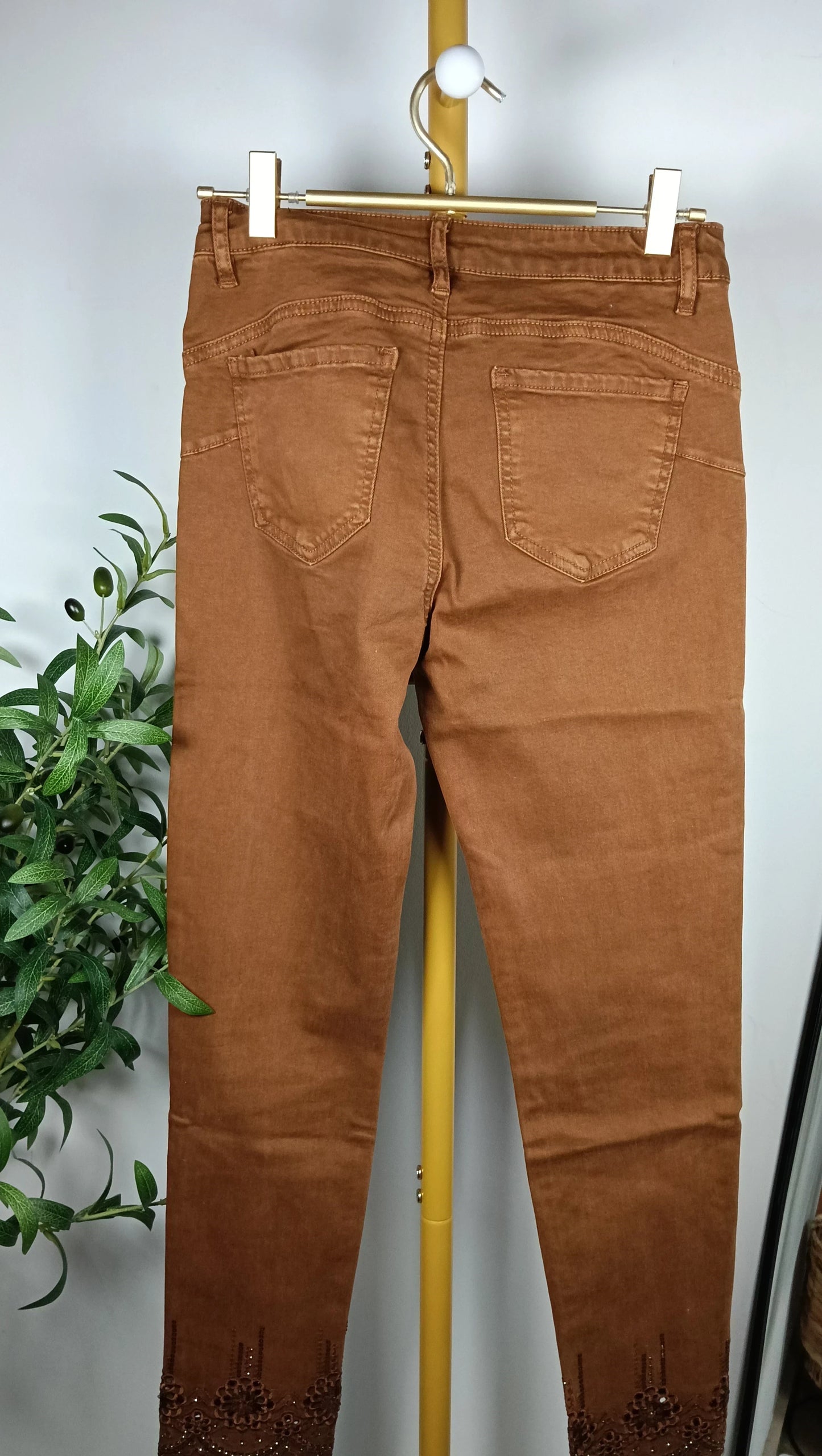 Pantalón Camel Pedrería Bajo