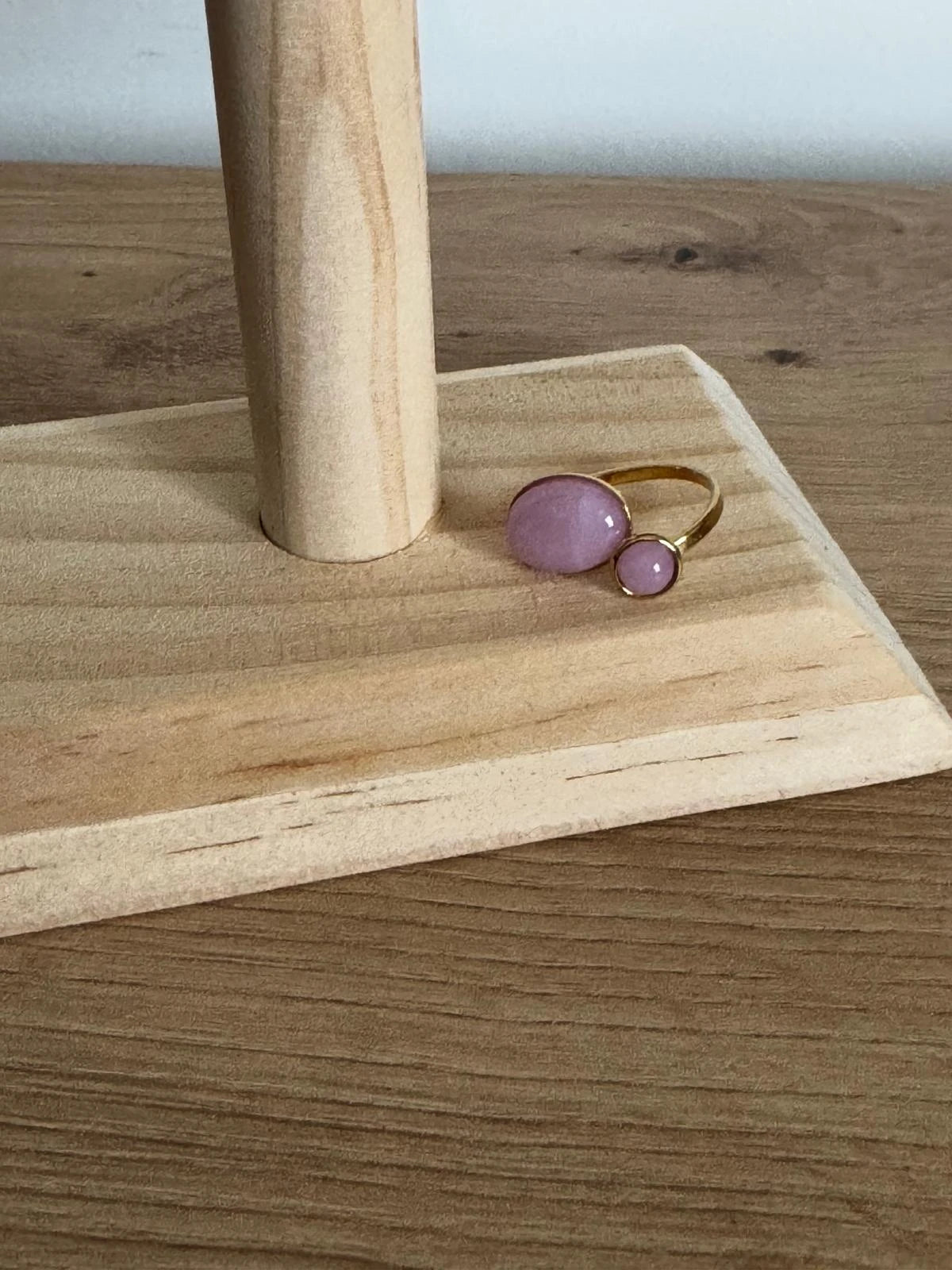 Anillo Piedras Rosas Dorado Ajustable