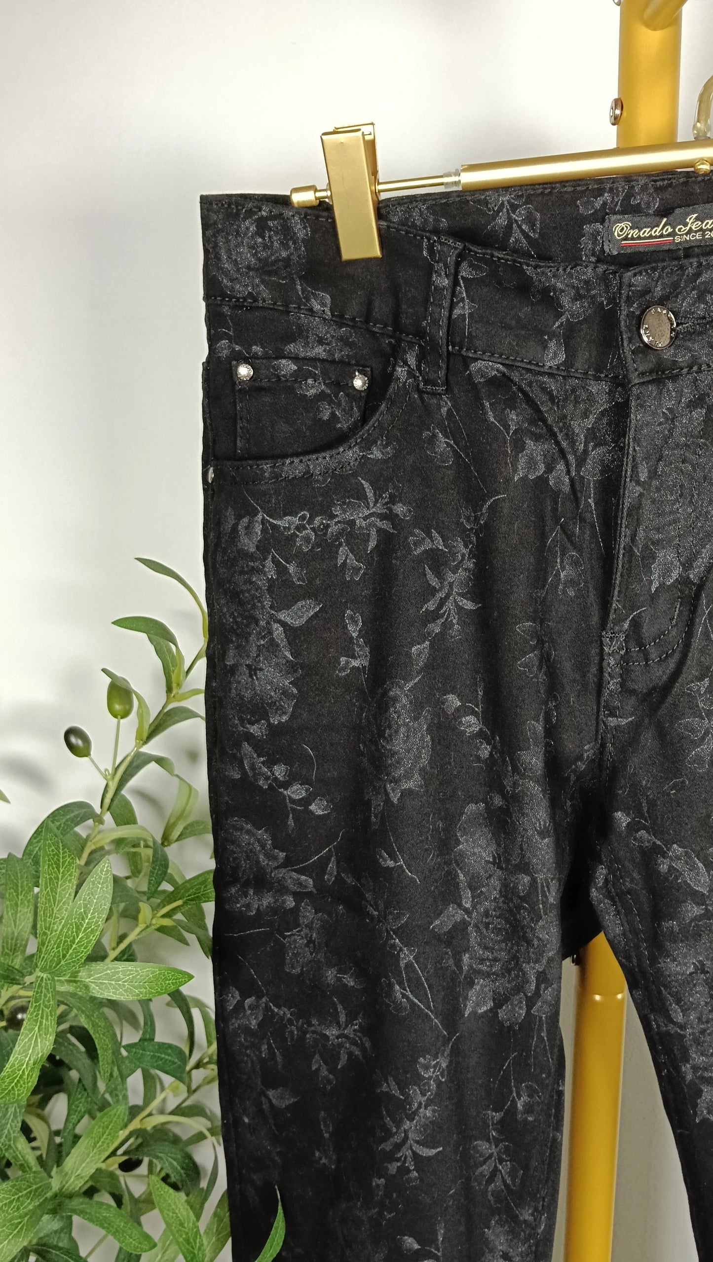 Pantalón Negro Estampado Floral