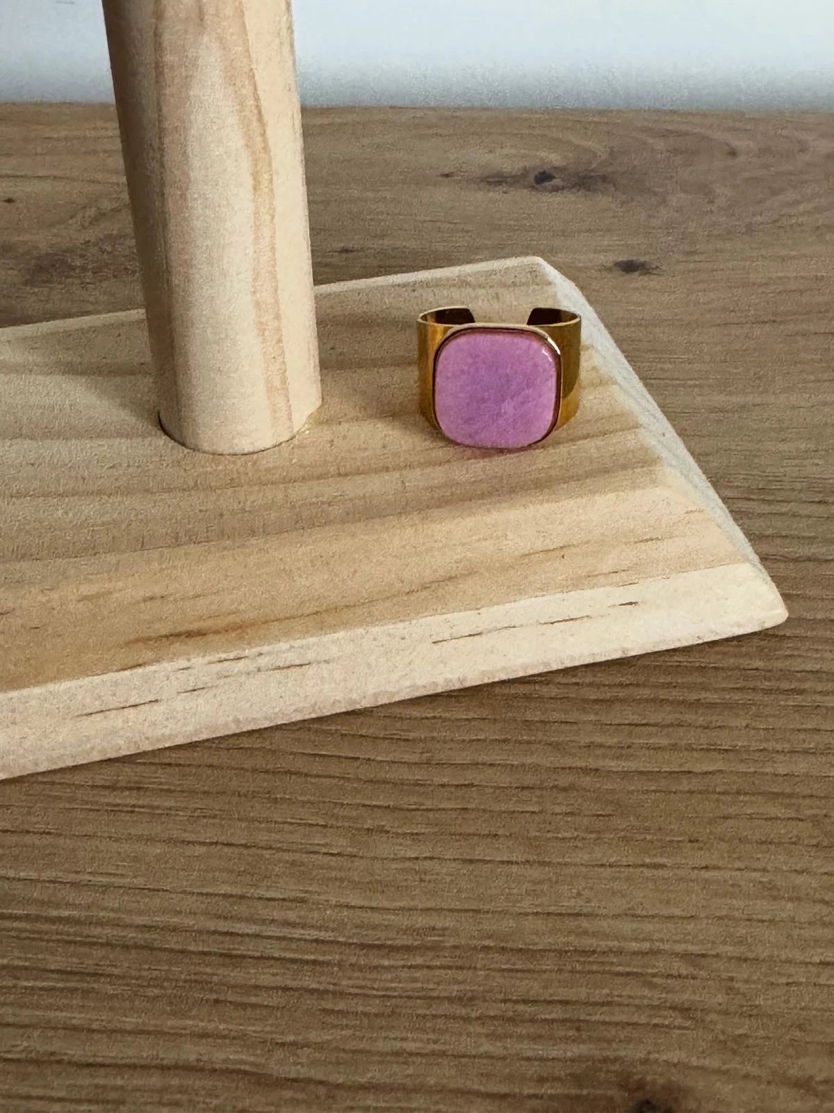Anillo Piedra Rosa Cuadrada Dorado Ajustable