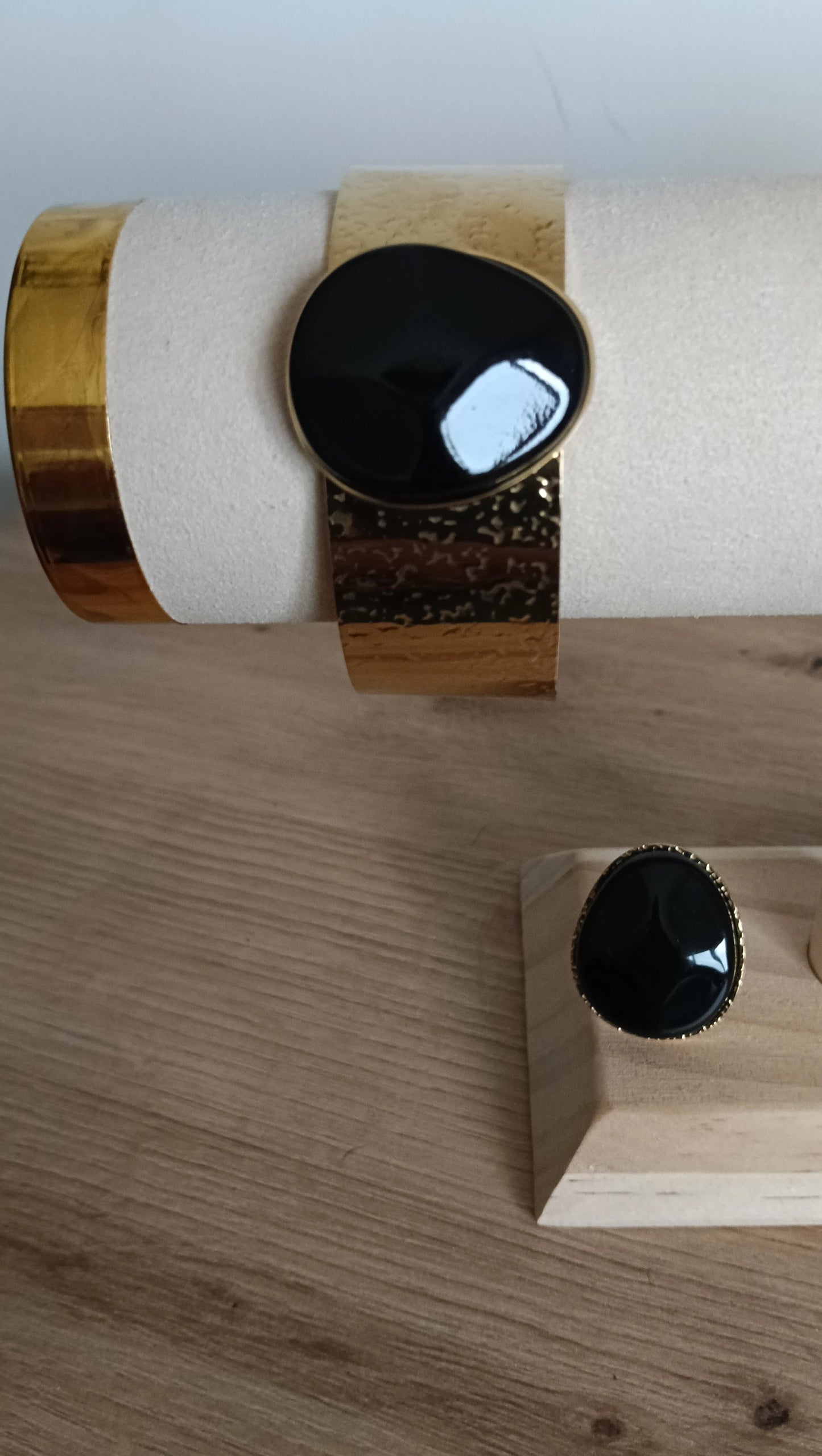 Brazalete Piedra Negra Dorado