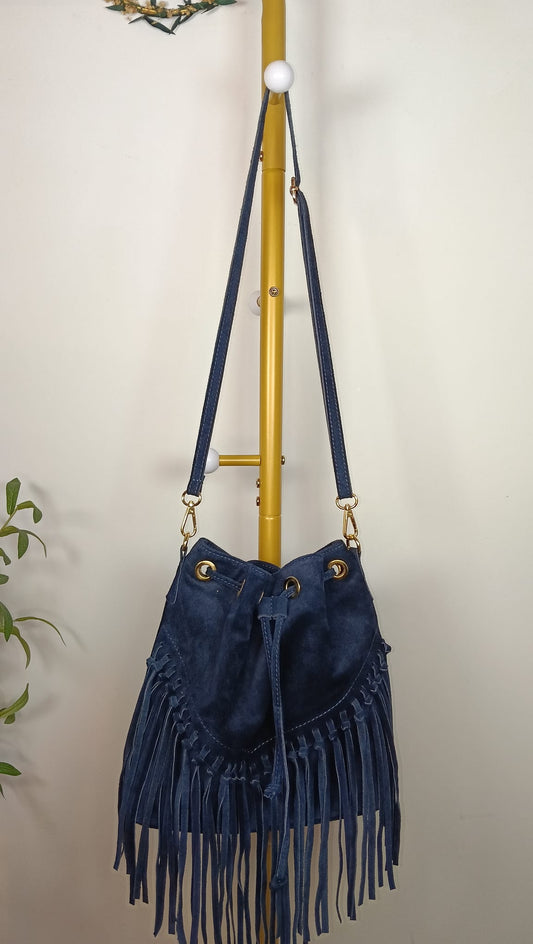 Bolso bombonera de piel de ante estilo boho azul marino con flecos
