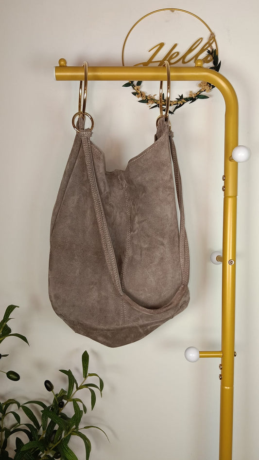 Bolso hobo de piel color topo con aros dorados