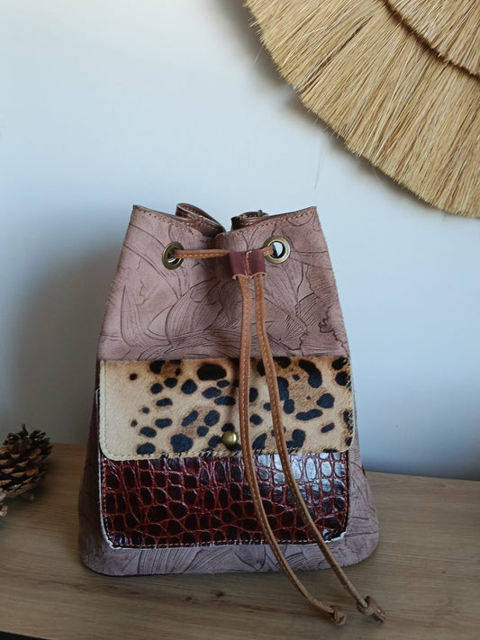 Bolso de piel edición exclusiva con texturas combinadas