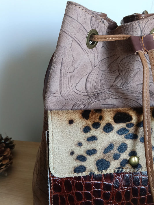 Bolso de piel edición exclusiva con texturas combinadas