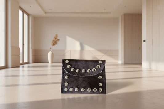 Monedero de ante marrón chocolate con tachuelas doradas