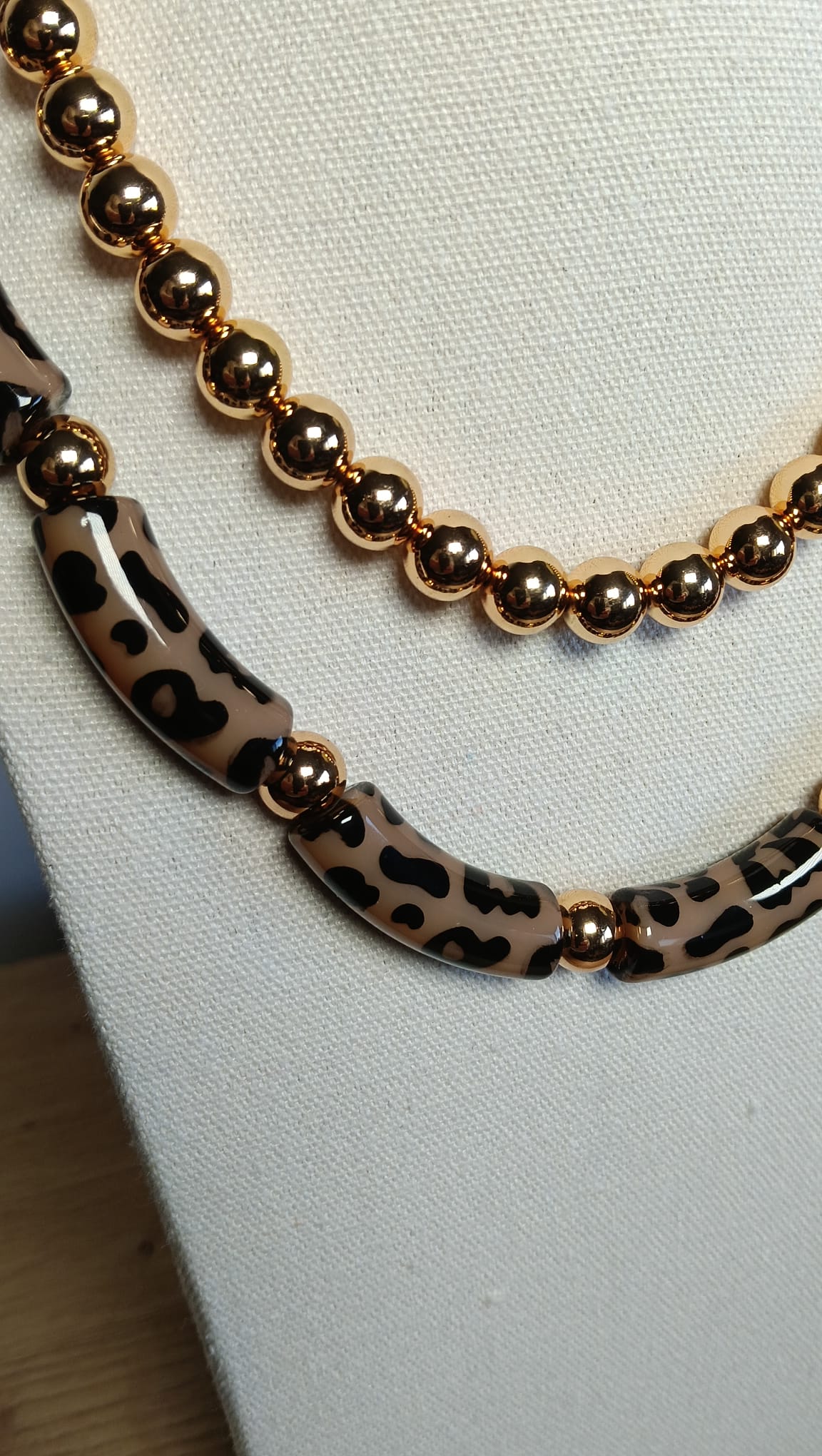 Collar doble de bolas doradas y eslabones animal print