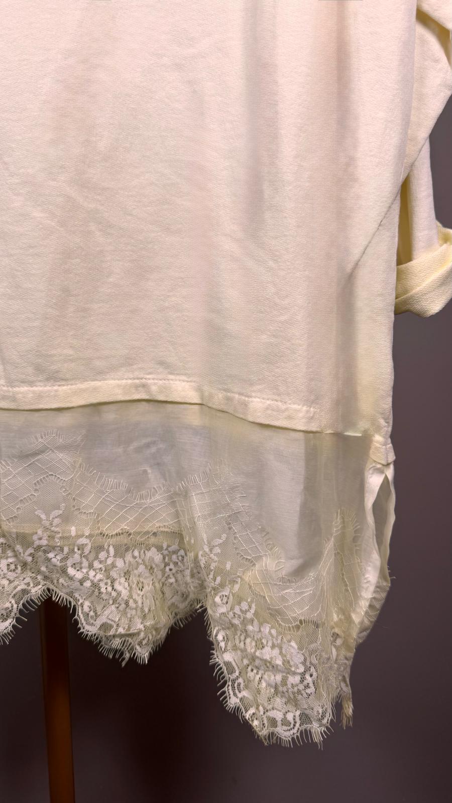 🤍 Camiseta con Encaje en Bolsillo y Bajo Asimétrico