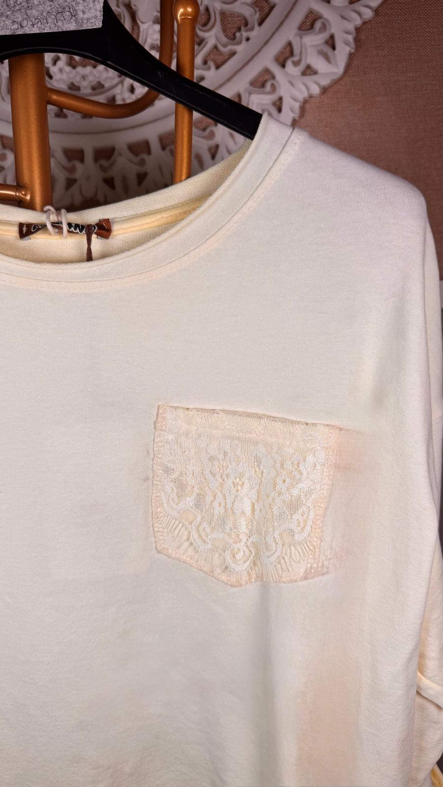🤍 Camiseta con Encaje en Bolsillo y Bajo Asimétrico