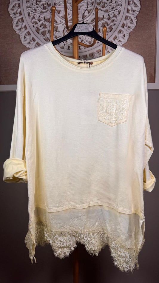 🤍 Camiseta con Encaje en Bolsillo y Bajo Asimétrico