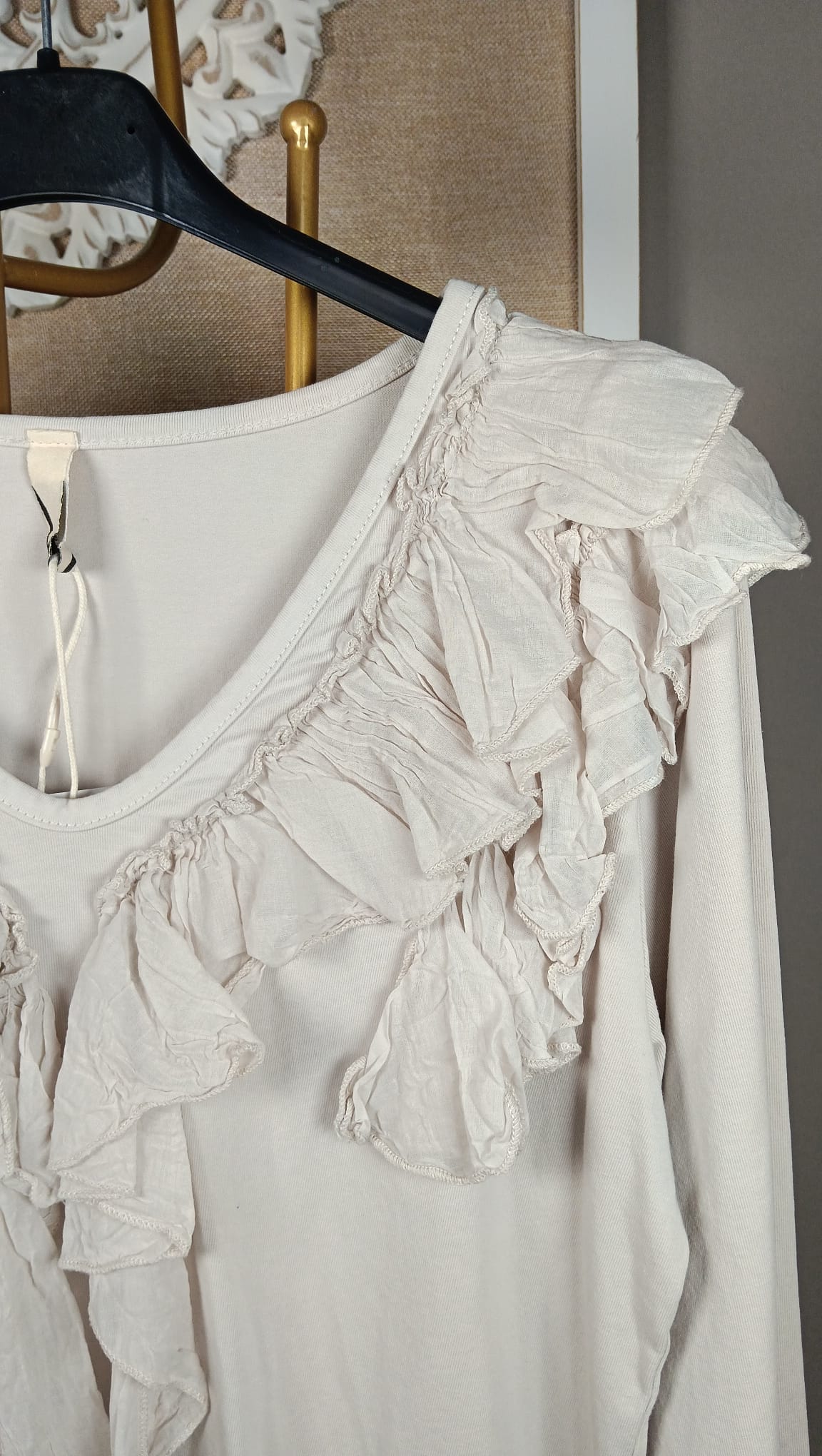 Camiseta Beige con Volantes en Cascada y Manga Larga