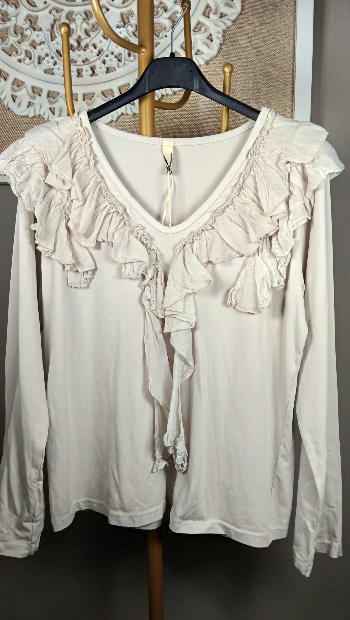 Camiseta Beige con Volantes en Cascada y Manga Larga