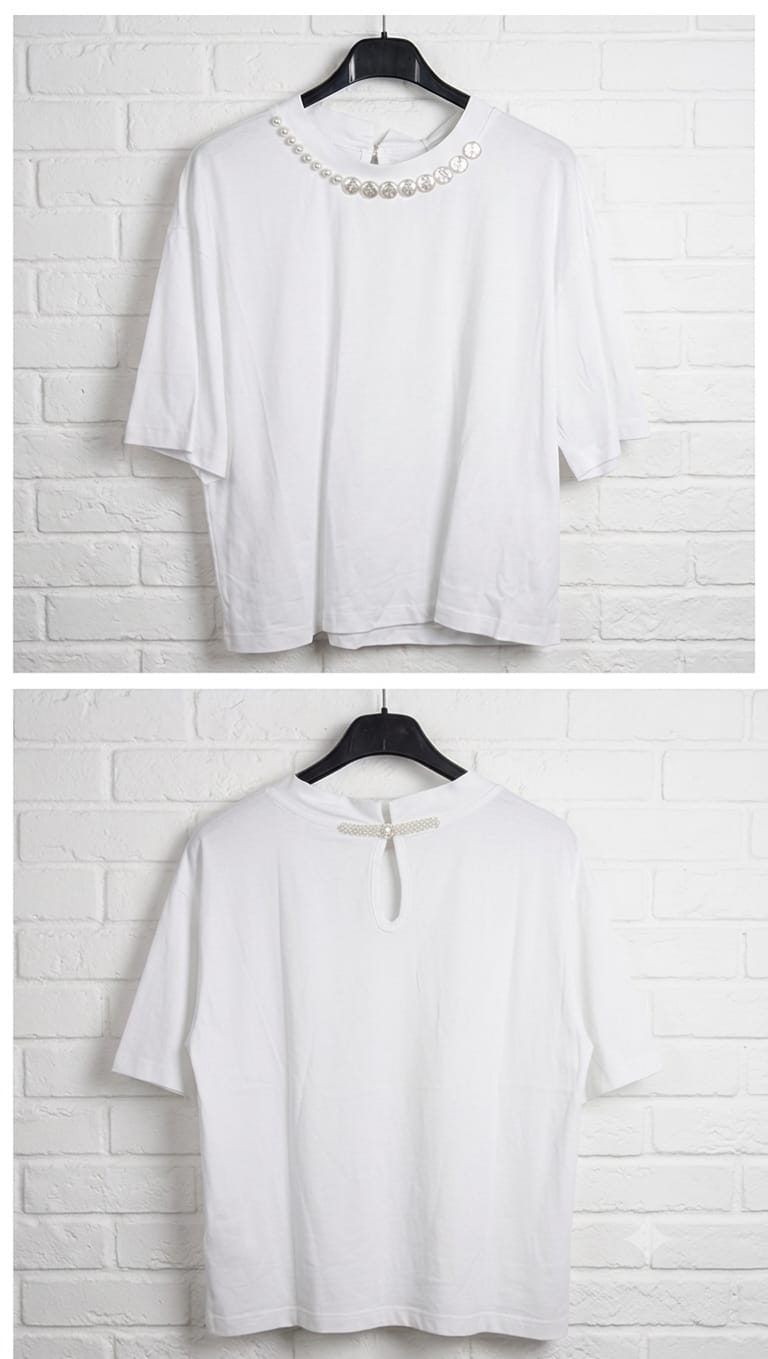 Camiseta Blanca Manga Corta con Piedras en Cuello y Detalle de Perlas en Espalda