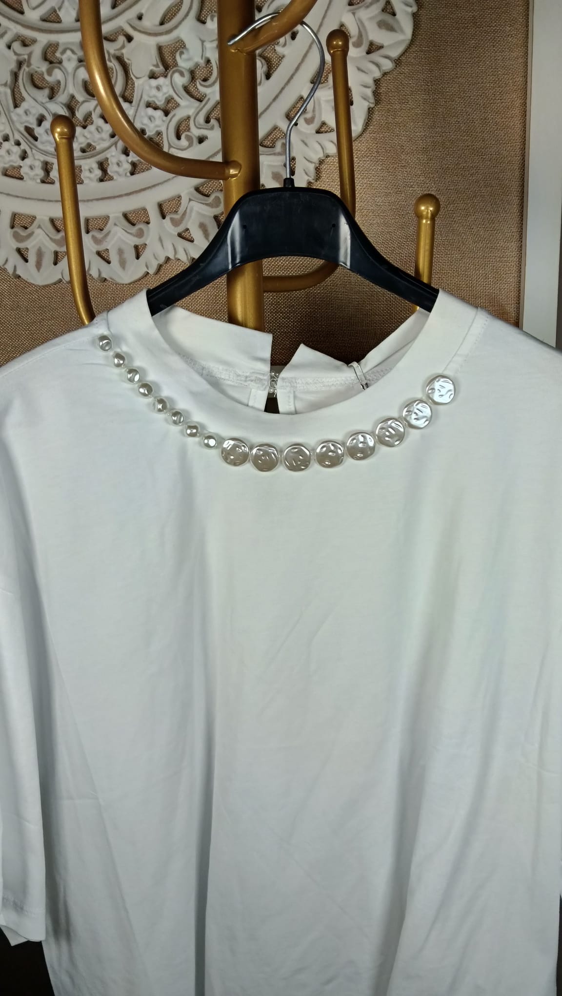 Camiseta Blanca Manga Corta con Piedras en Cuello y Detalle de Perlas en Espalda