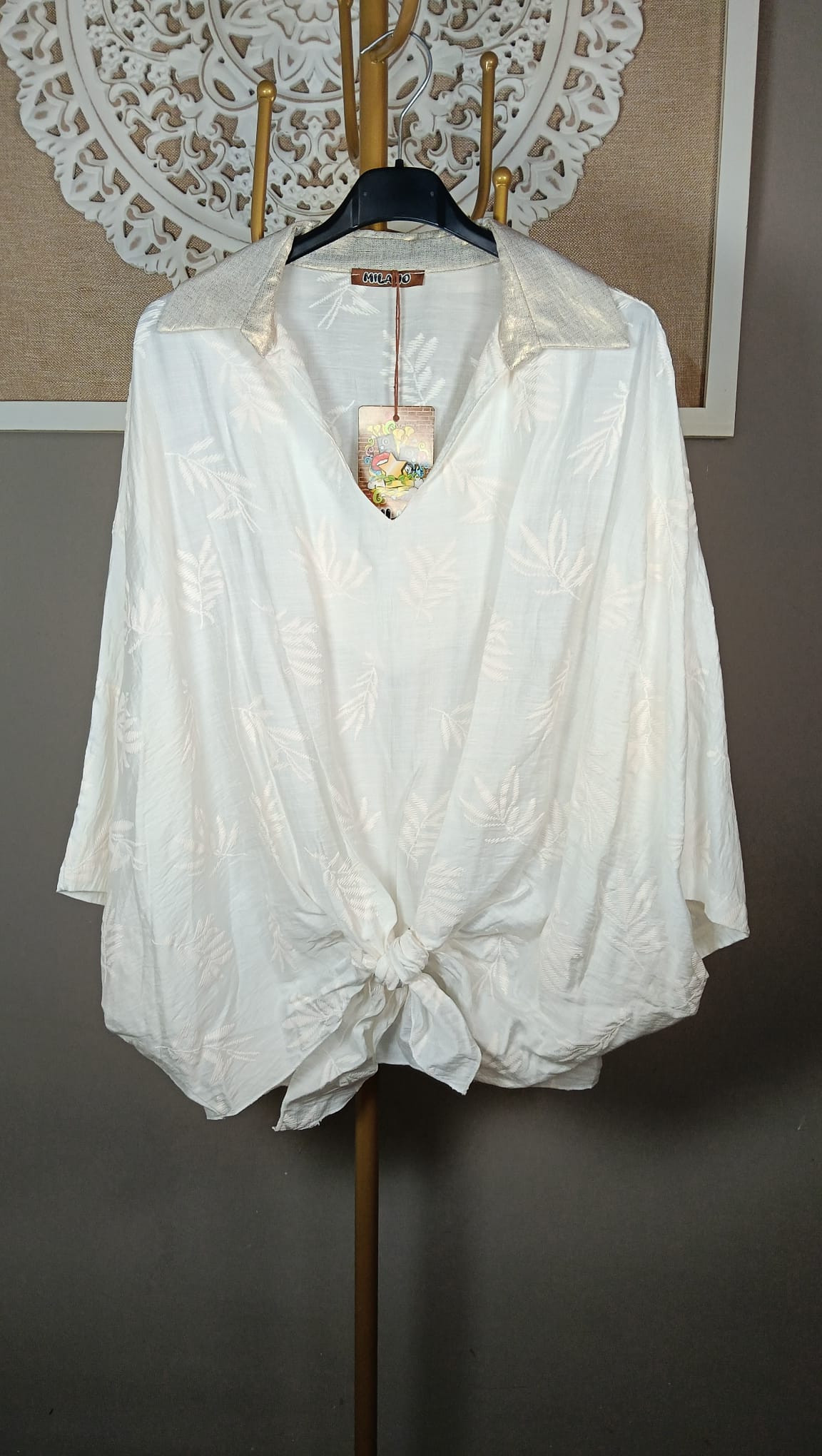 Camisa Blanca con Bordado de Hojas en Relieve