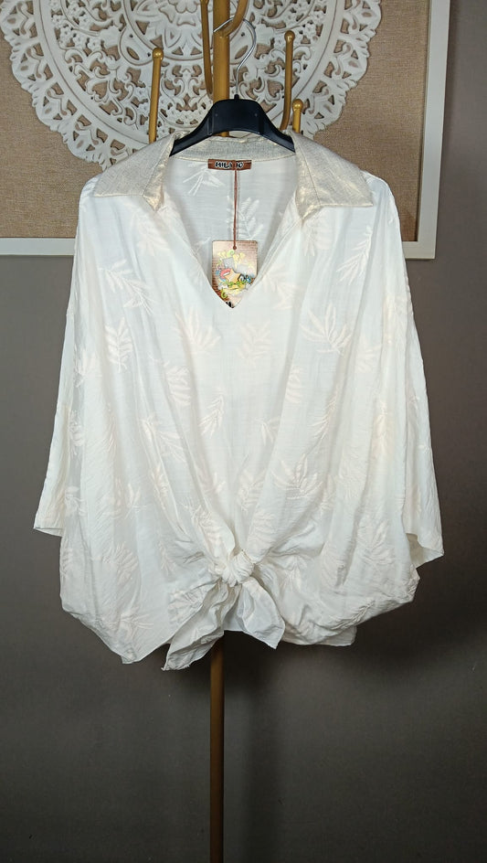 Camisa Blanca con Bordado de Hojas en Relieve